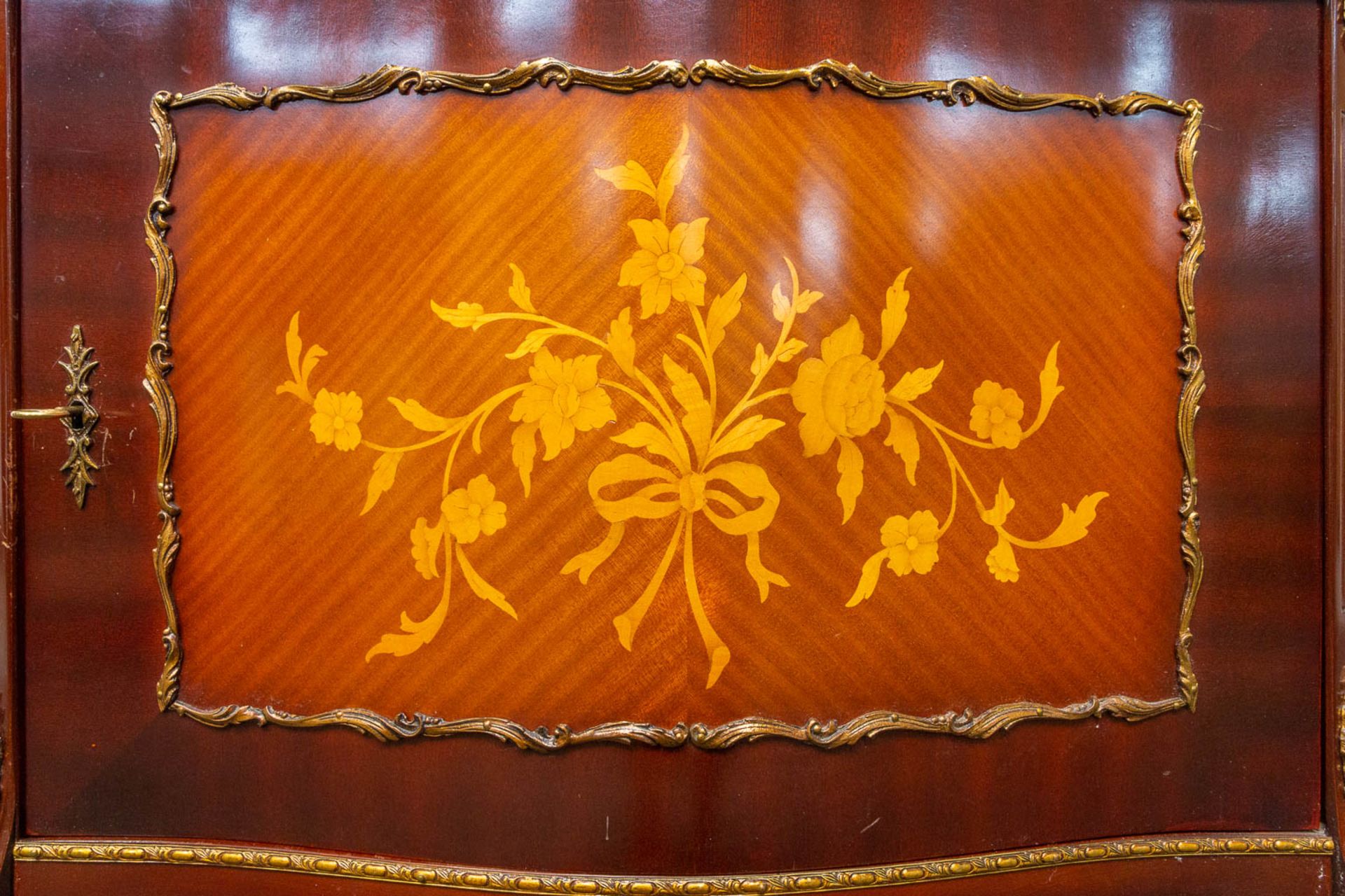 A marquetry inlay commode with marble top. The second half of the 20th century. - Bild 22 aus 22