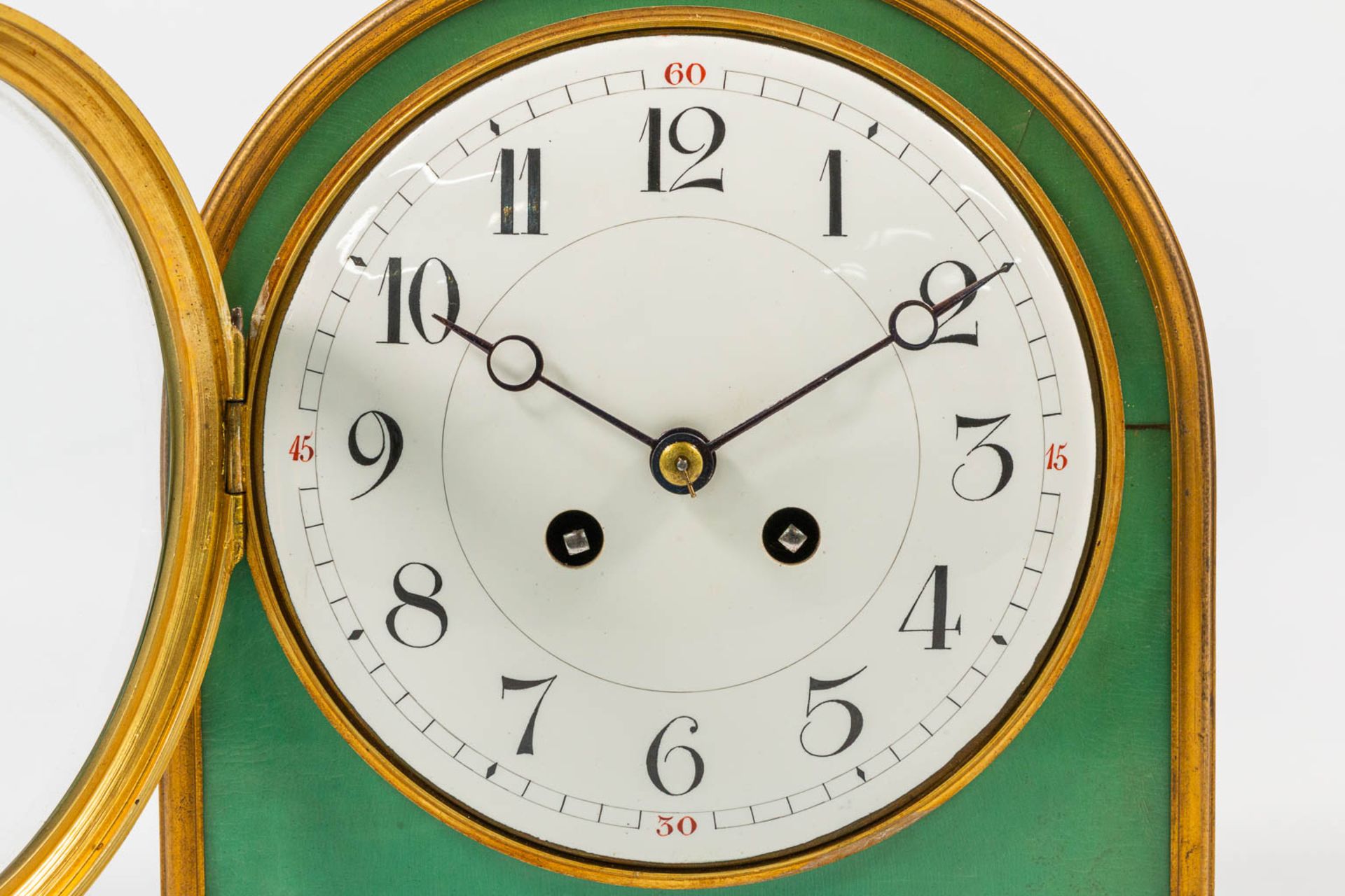 An elegant table clock made of a green lacquered wood case mounted with ormolu bronze, made in Franc - Bild 10 aus 13