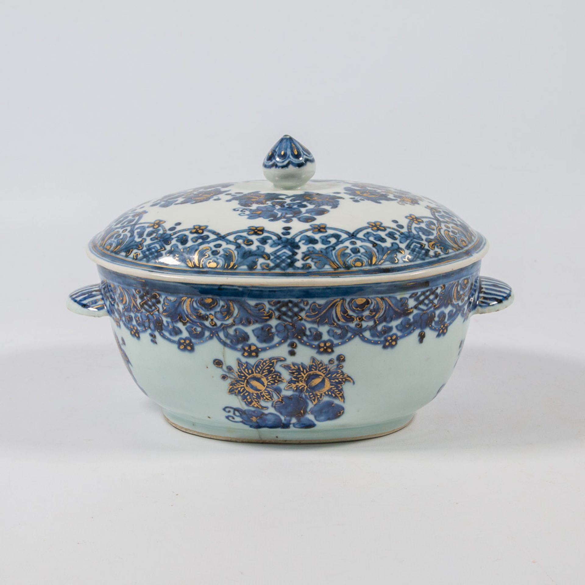 A small tureen with lid, Chinese export porcelain with underglaze blue, white and overglaze gold flo - Image 2 of 24