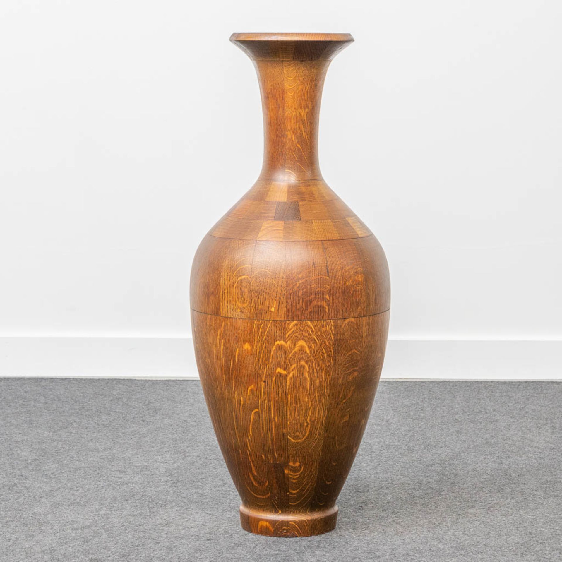 A collection of 4 wood-turned vases with inlay, made by DeCoene in Kortijk, Belgium. - Image 8 of 11