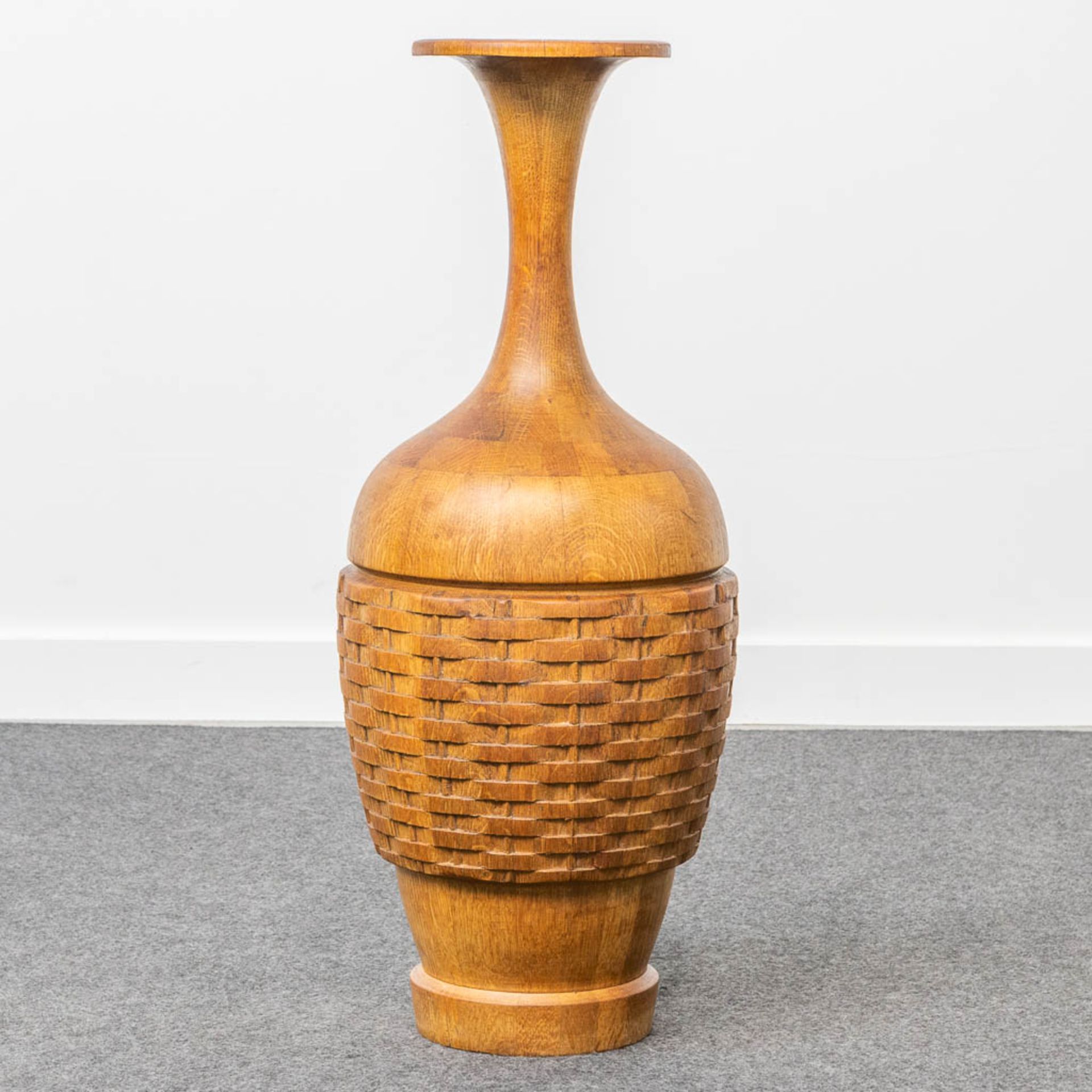 A collection of 4 wood-turned vases with inlay, made by DeCoene in Kortijk, Belgium. - Image 7 of 11