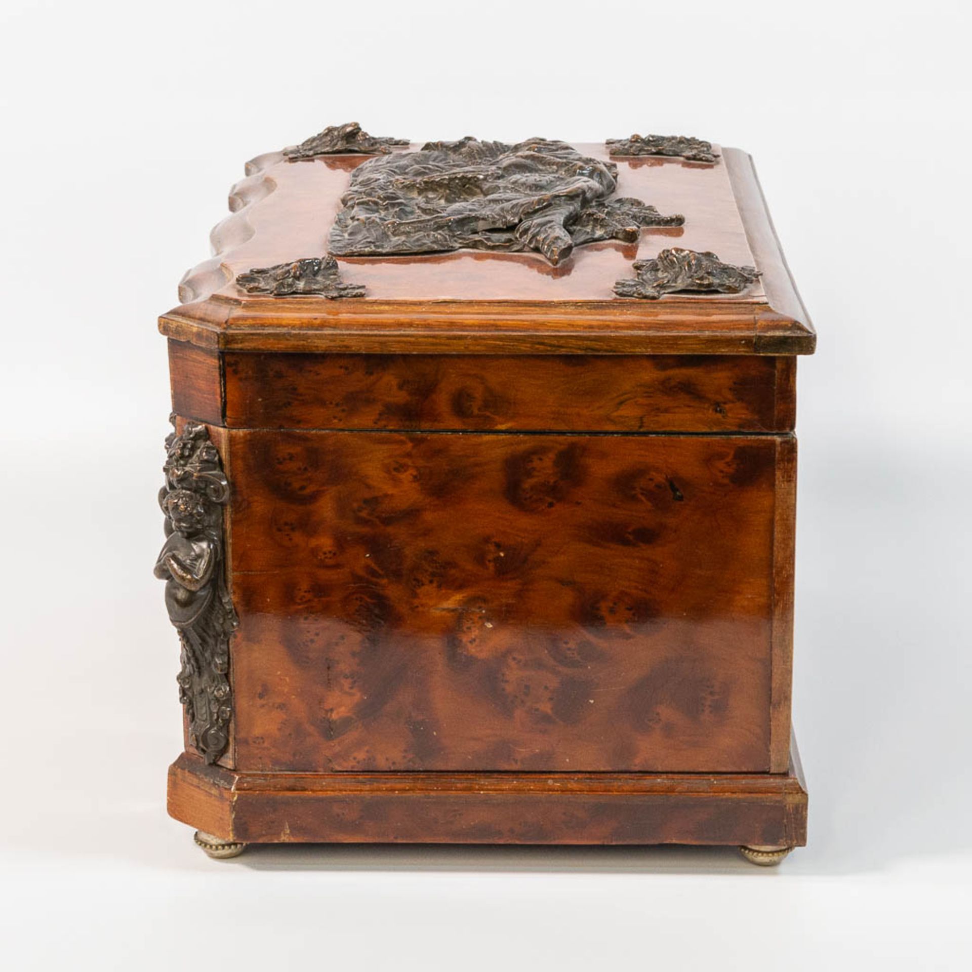 An antique Jewellry box, made of root wood and mounted with bonze hunting scenes, 19th century. - Bild 9 aus 20