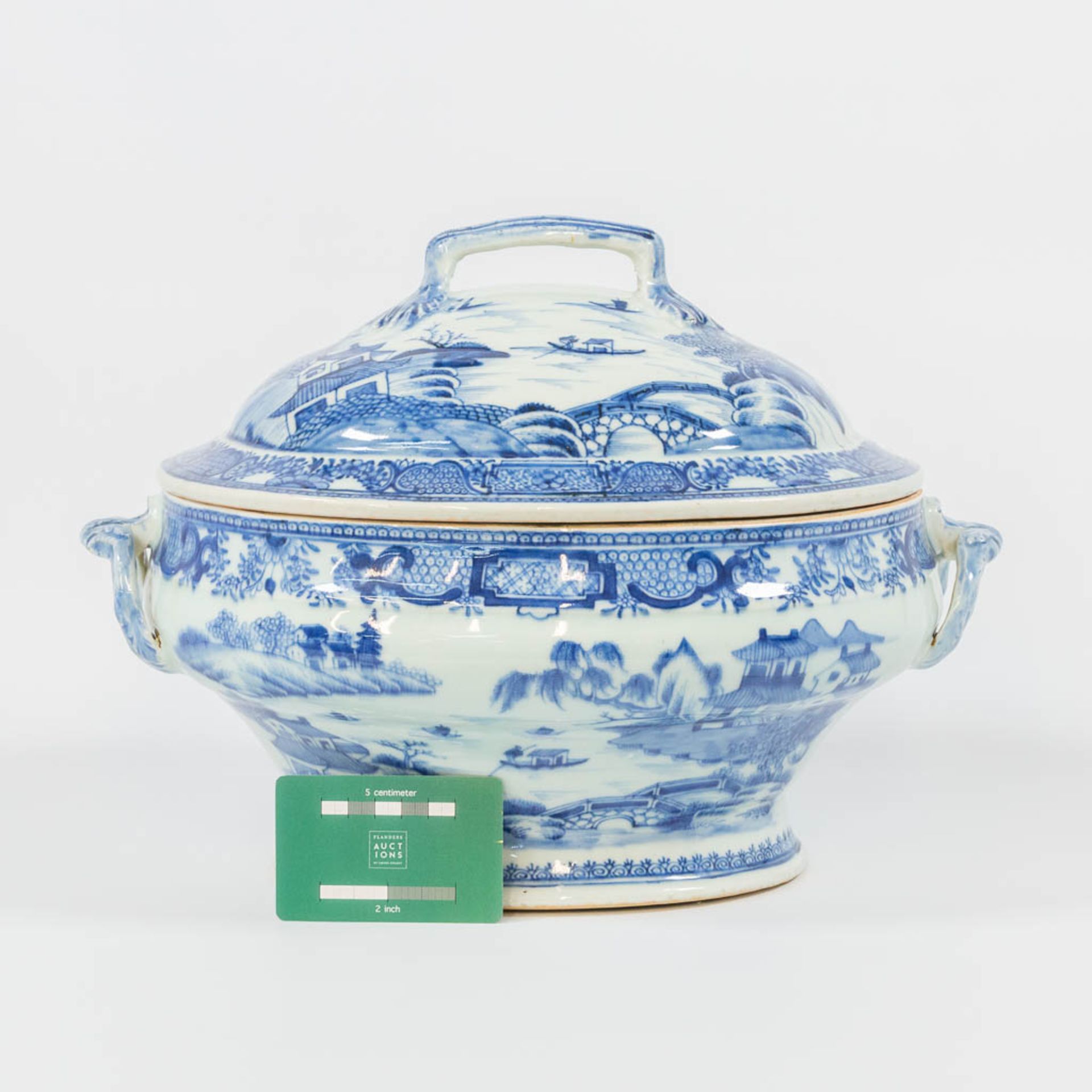 A large Chinese export porcelain blue and white tureen. 19th century. - Image 10 of 17