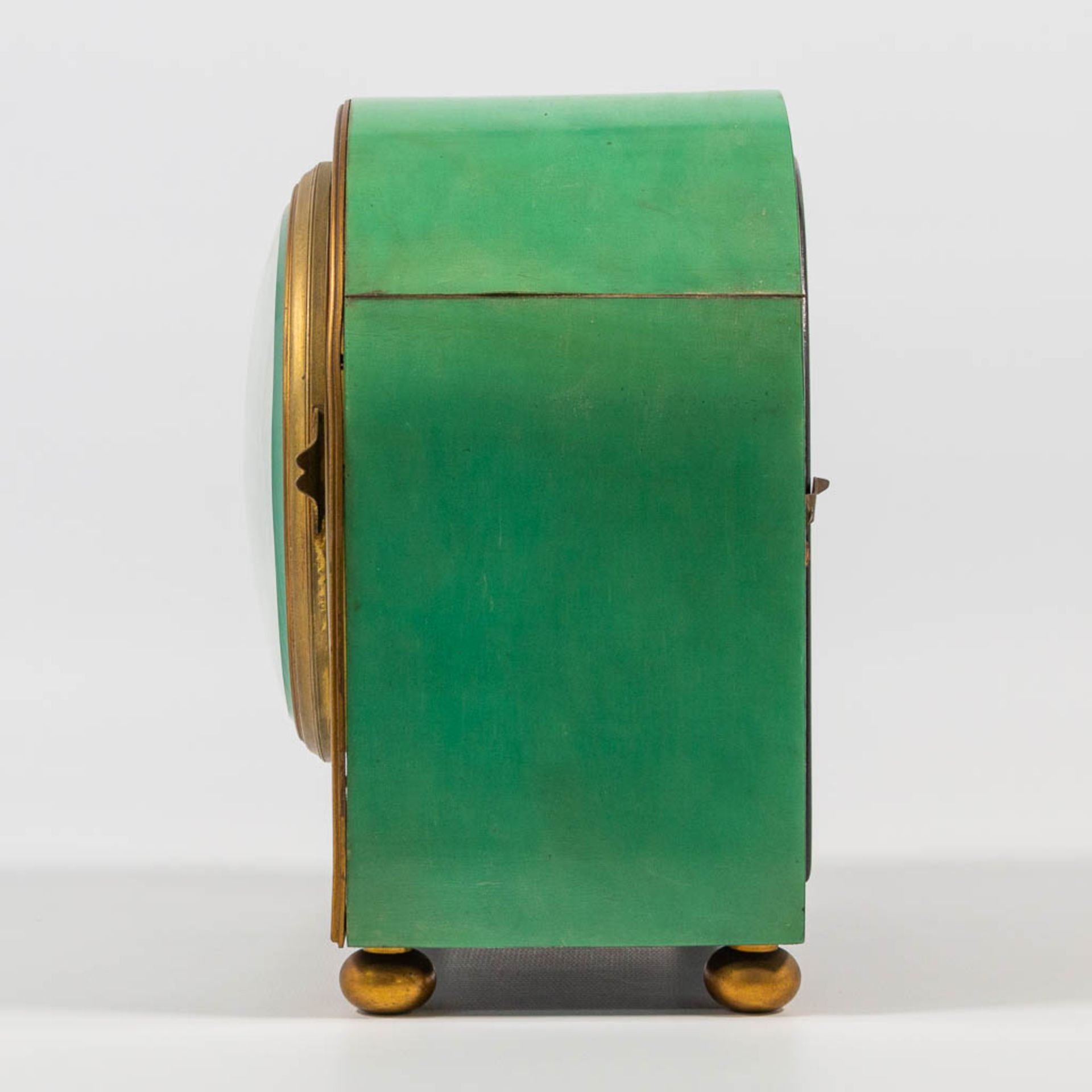 An elegant table clock made of a green lacquered wood case mounted with ormolu bronze, made in Franc - Bild 3 aus 13