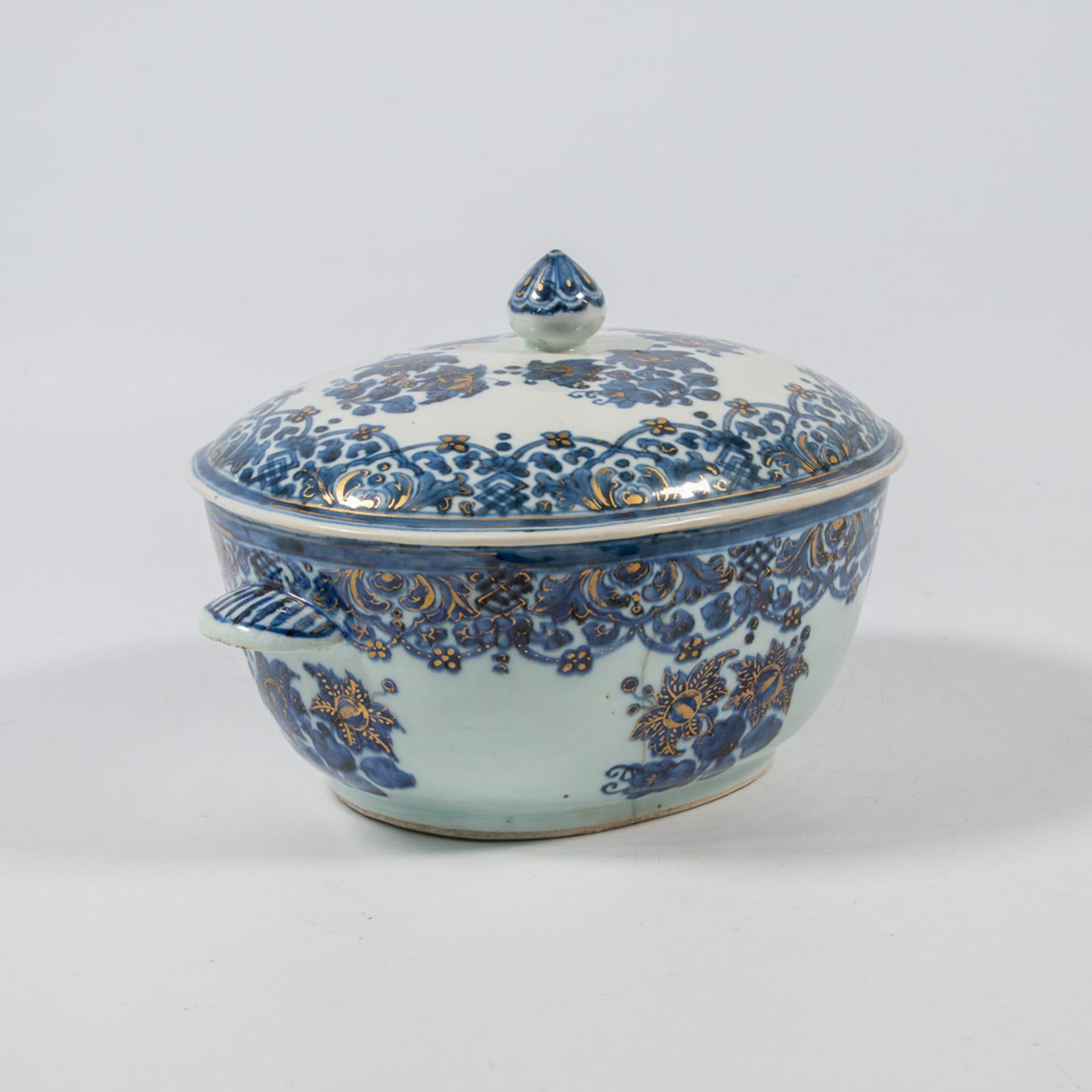 A small tureen with lid, Chinese export porcelain with underglaze blue, white and overglaze gold flo - Image 11 of 24