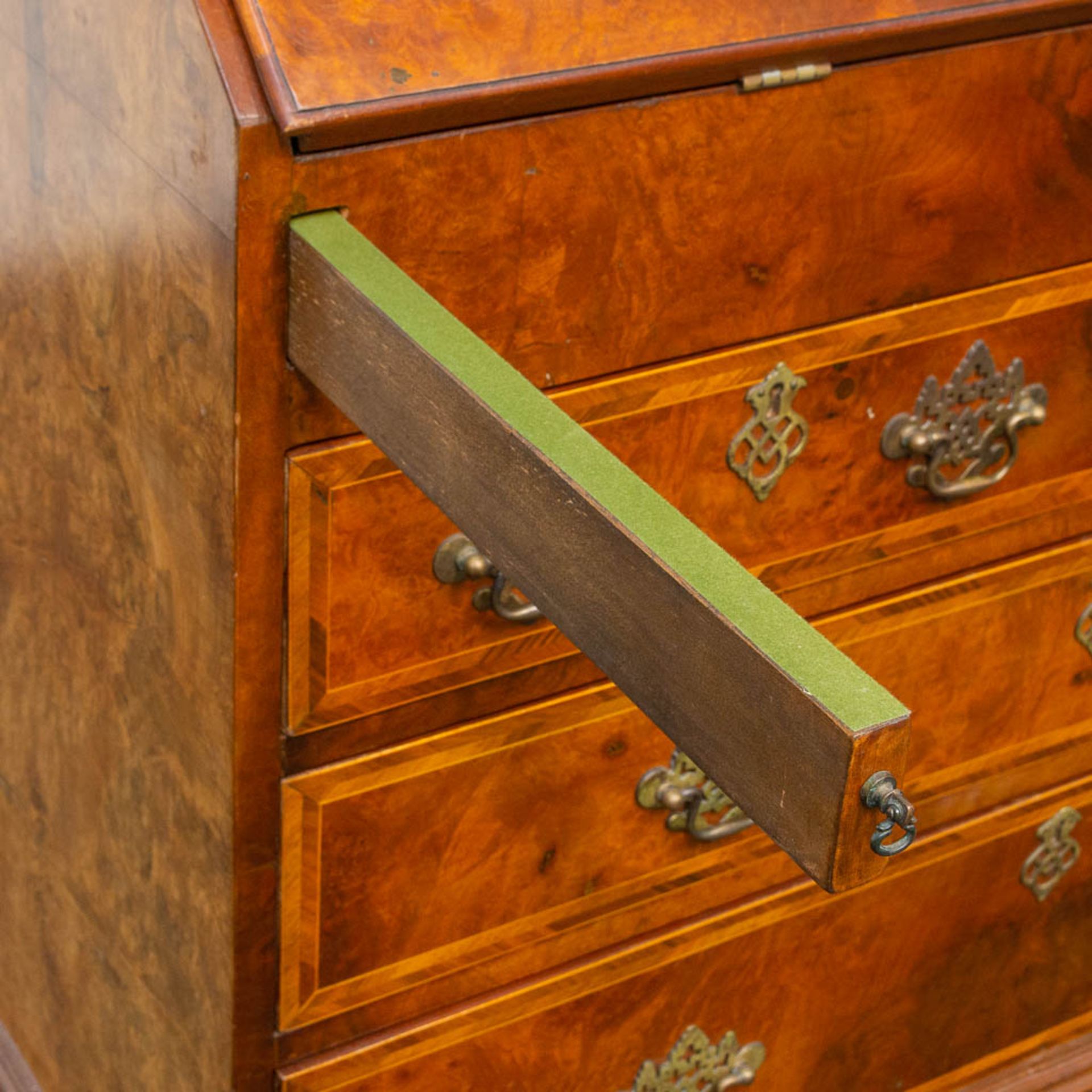 A secretaire of English origin, neatly finished with wood veneer and mounted with bronze. - Bild 9 aus 18