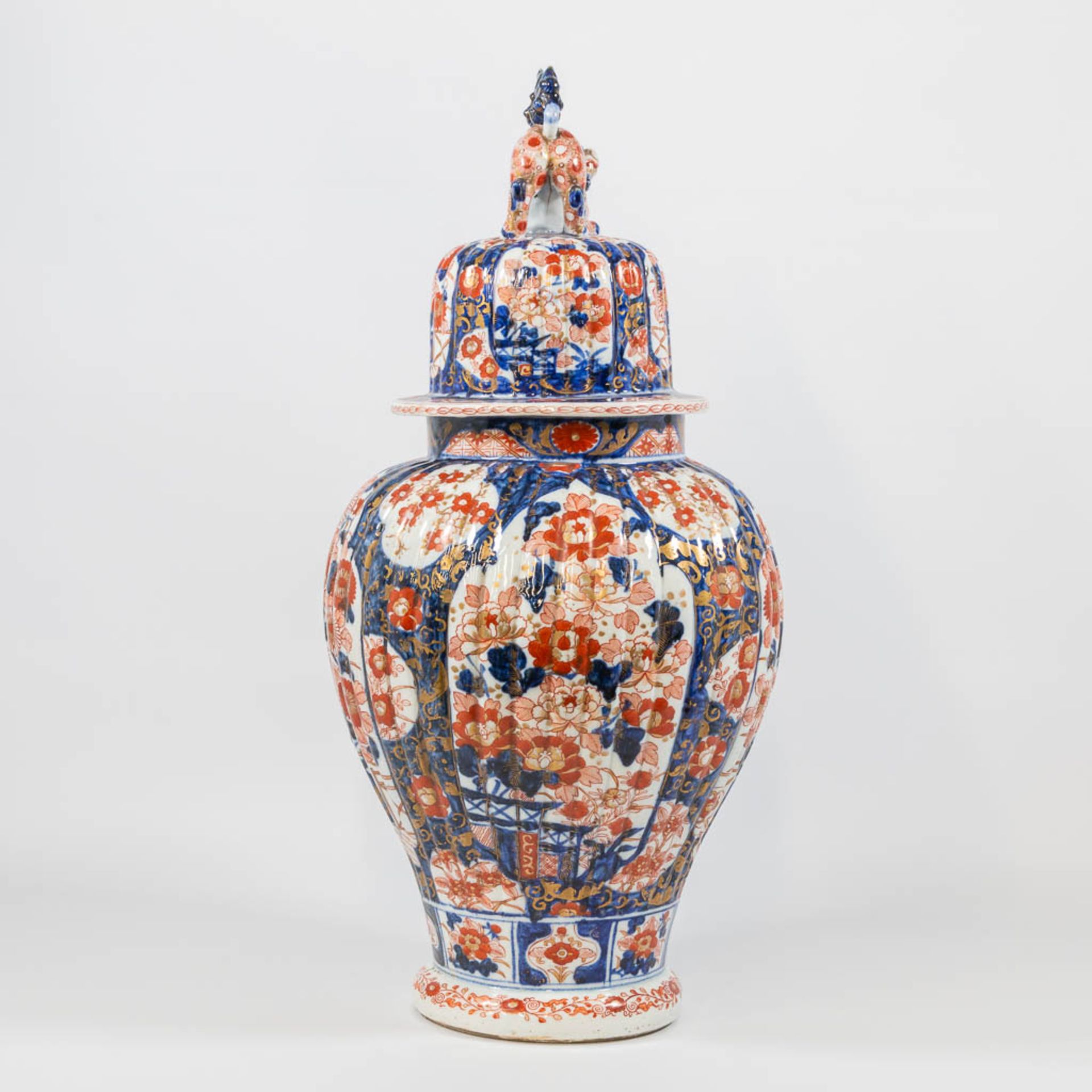 A Japanese Imari vase. - Bild 6 aus 16