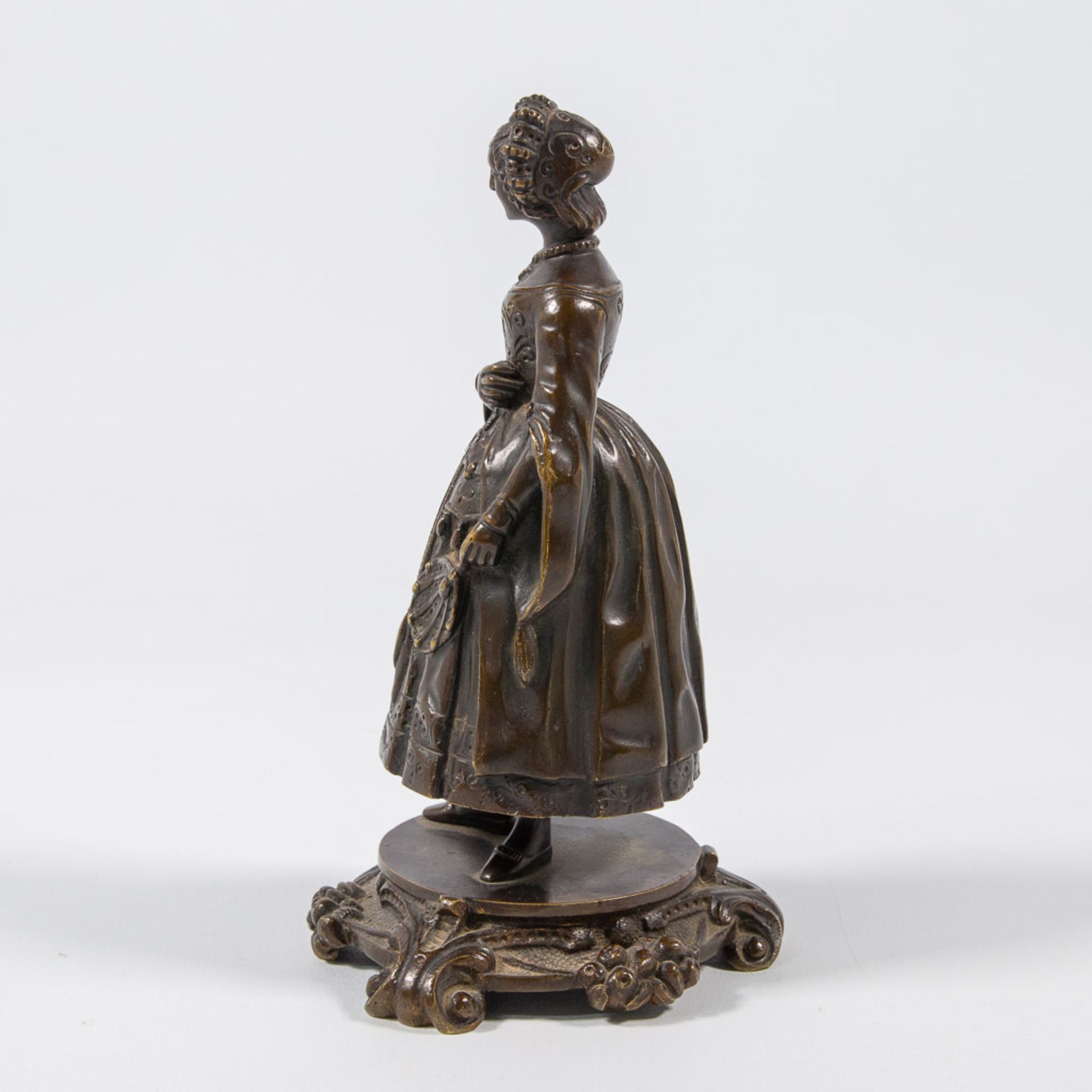 A figural bronze table bell, displayed as a lady with robe. - Bild 11 aus 21