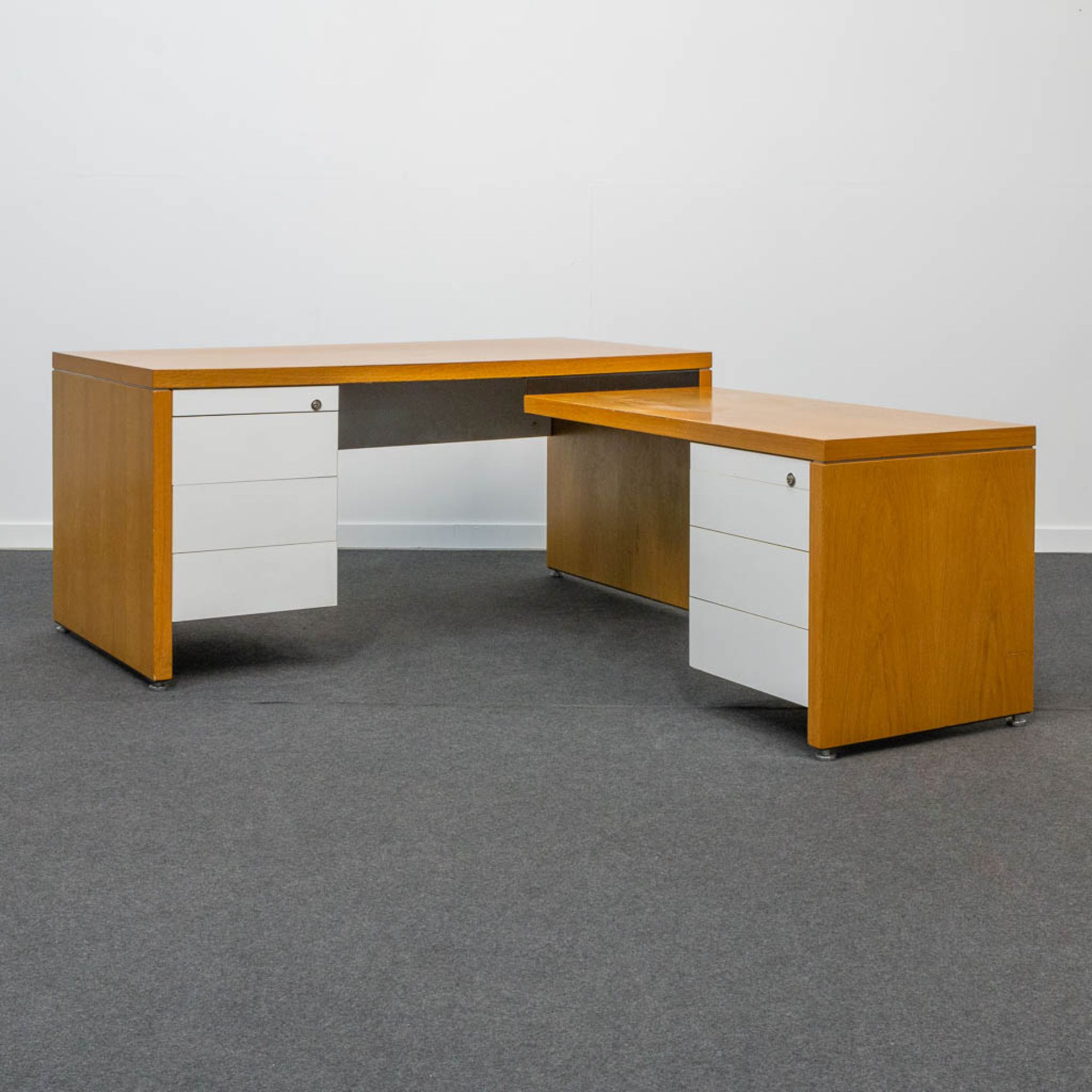 The Stephens system' L shaped desk designed by William Stephens for Knoll International. - Image 9 of 19