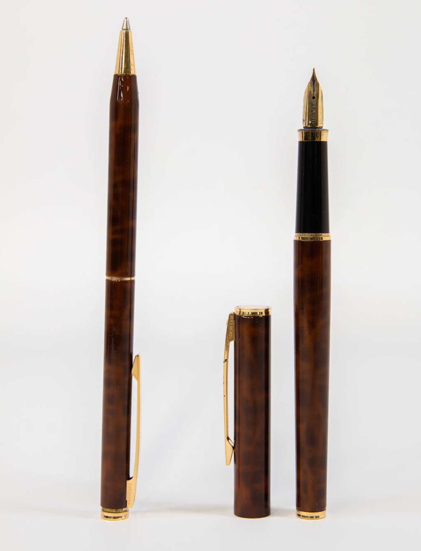 A Sheaffer fountain pen with 18kg gold nib, and a ballpoint pen in their original case. - Image 5 of 11
