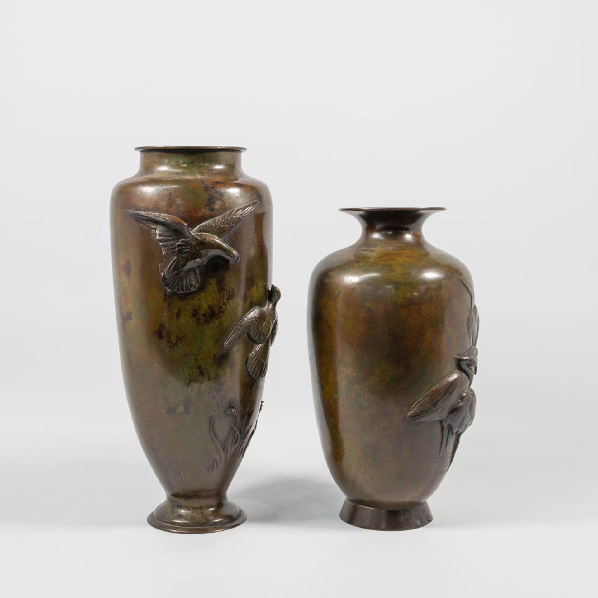 A collection of 2 of bronze, Japanese vases - Bild 4 aus 13