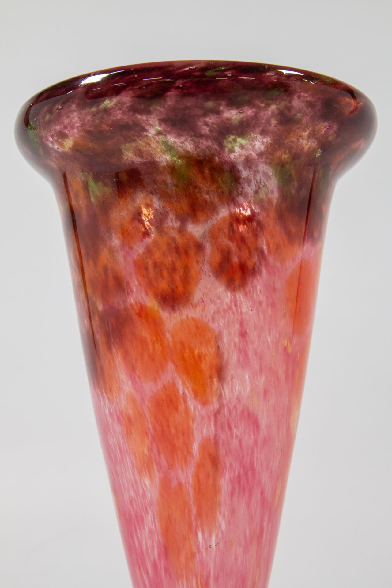 A Schneider Vase, 'pâte de verre or glass paste' vase of glass. Marked on base. - Image 15 of 16