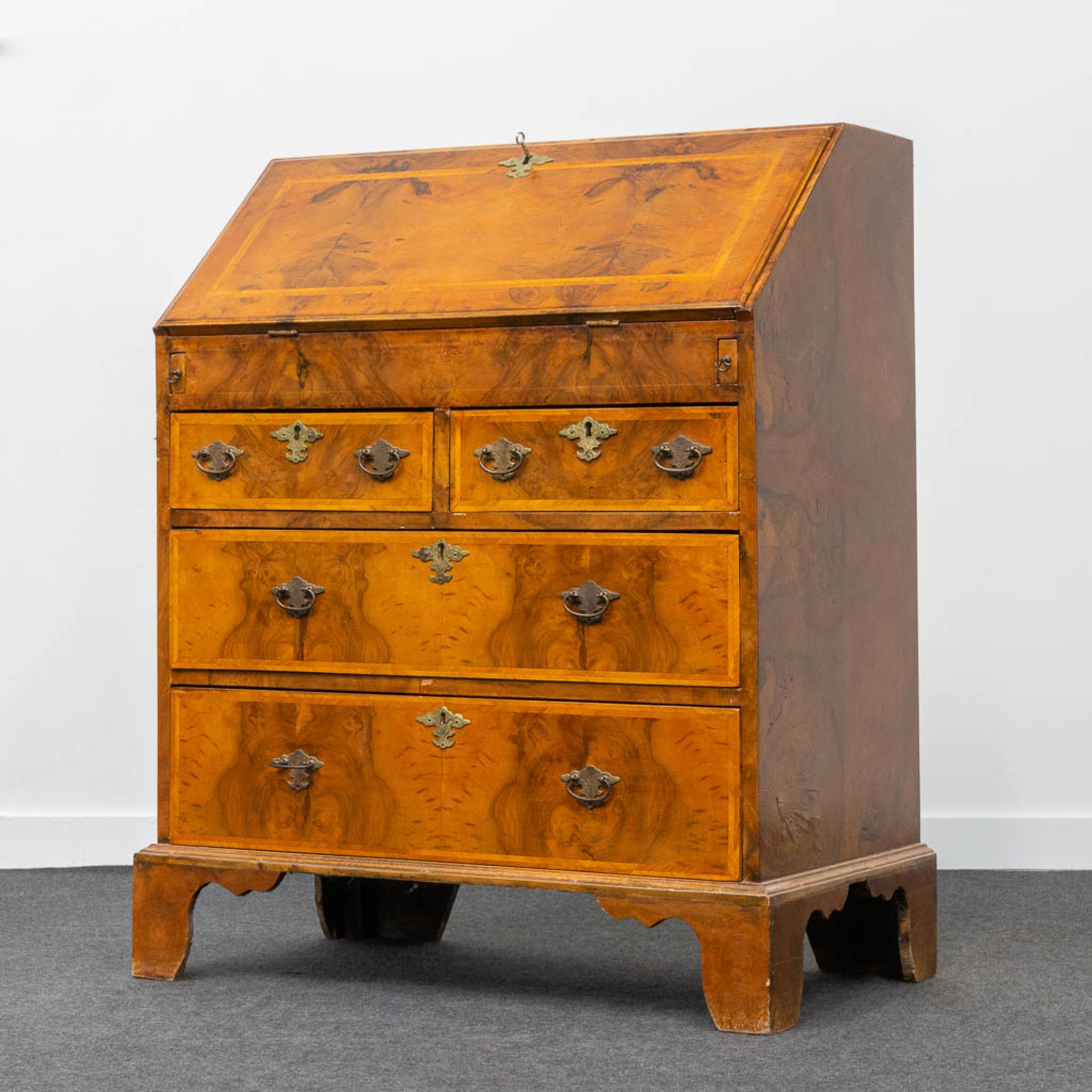 A secretaire of English origin, neatly finished with wood veneer and mounted with bronze. - Image 14 of 19