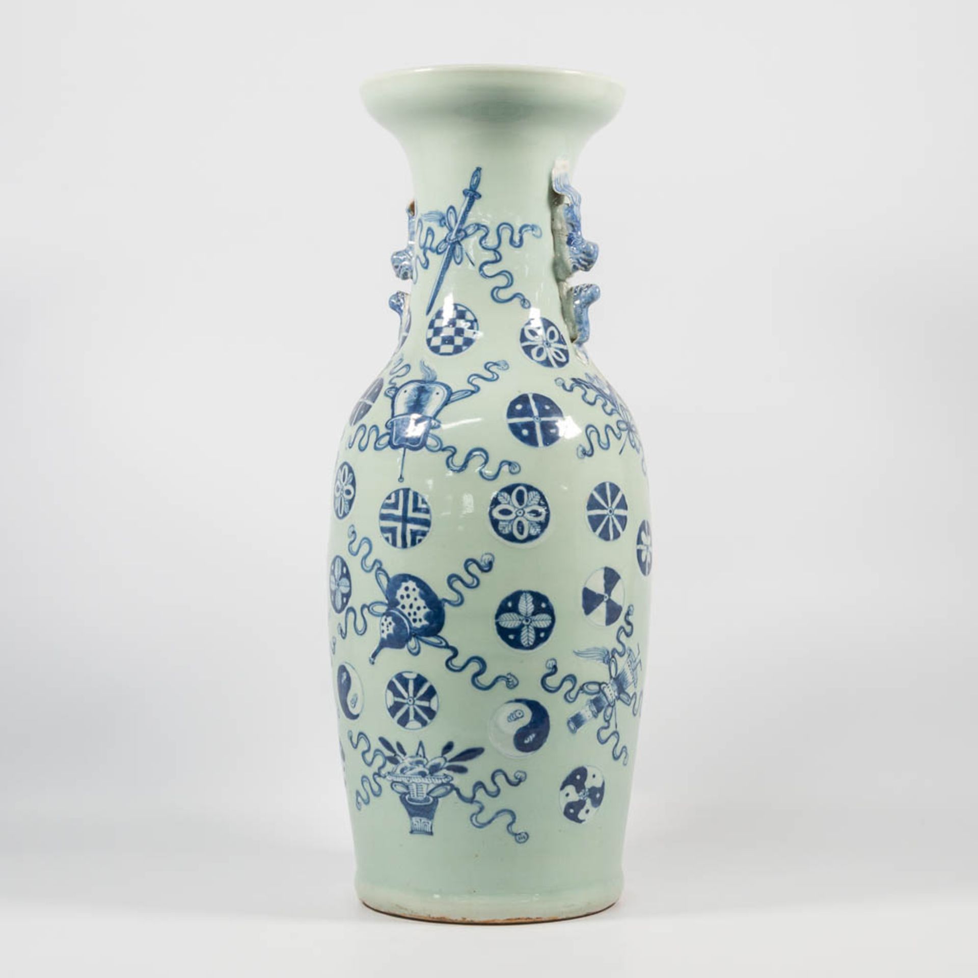 A blue and white Chinese Vase with symbolic decor, combined with 2 blue and white porcelain plates. - Image 10 of 33