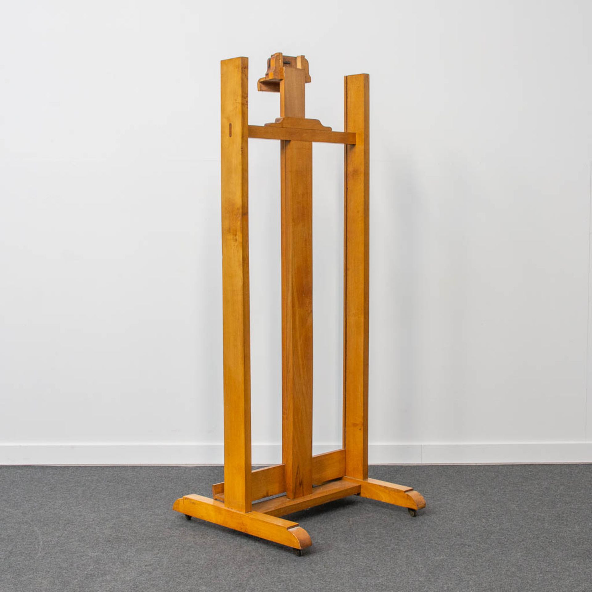 A large easel, made of wood. - Image 6 of 18