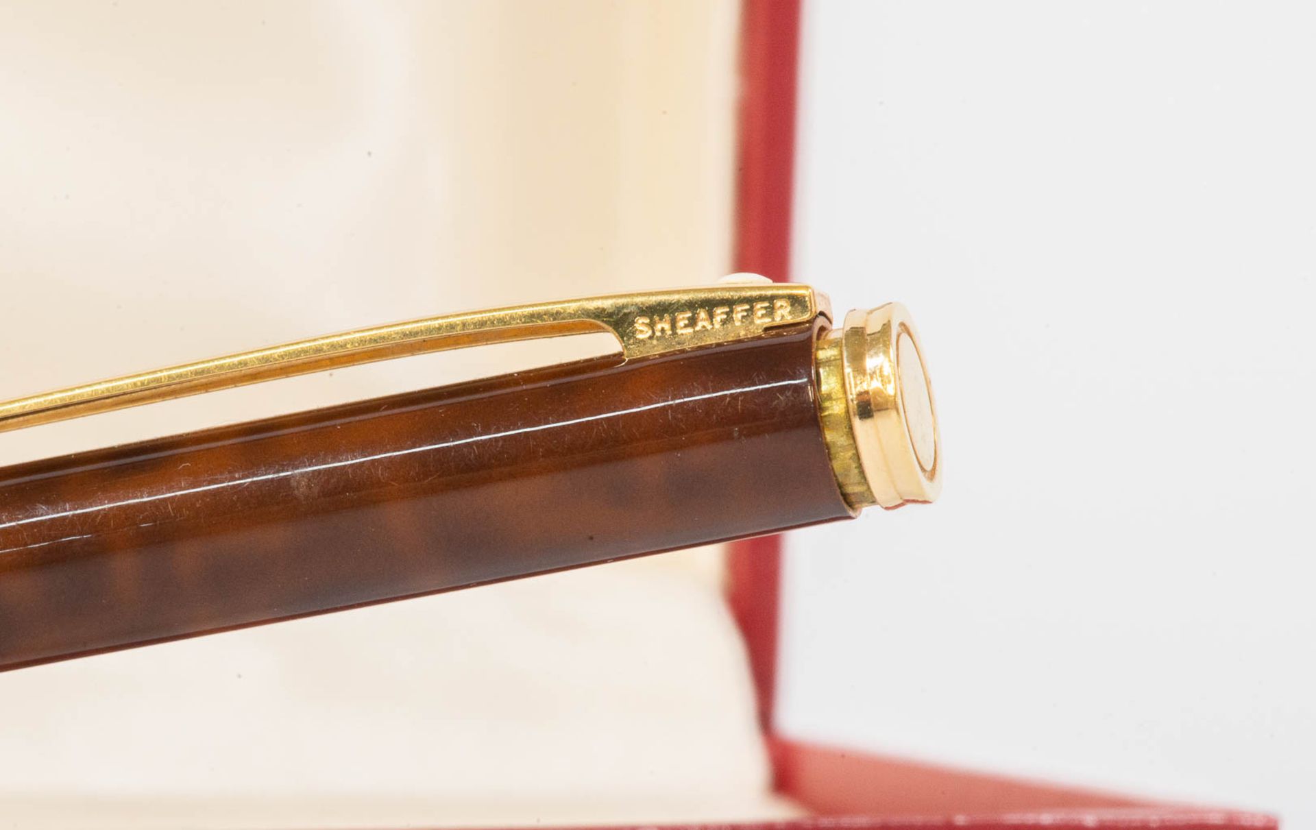 A Sheaffer fountain pen with 18kg gold nib, and a ballpoint pen in their original case. - Image 8 of 11