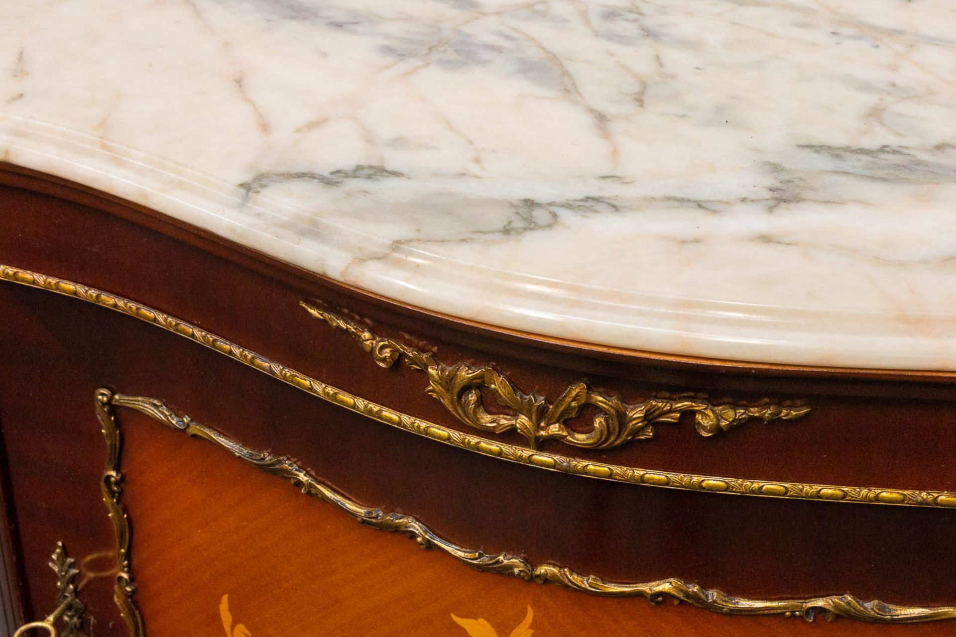 A marquetry inlay commode with marble top. The second half of the 20th century. - Bild 16 aus 22