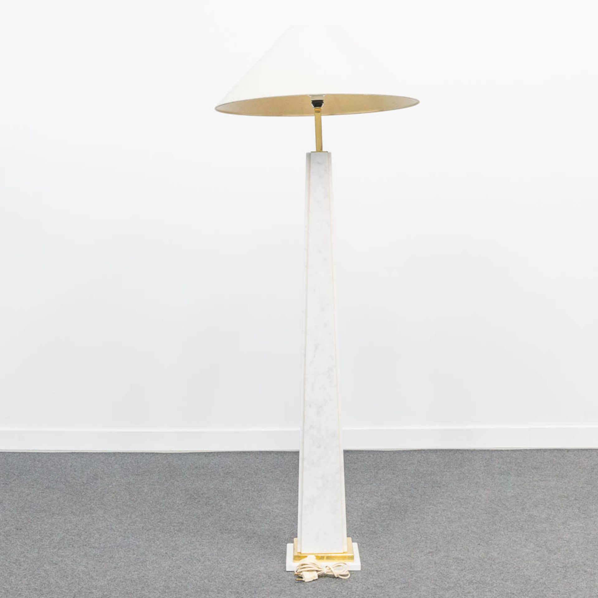 A standing lamp made of White carrara marble, combined with brass. 1960's. - Image 7 of 13