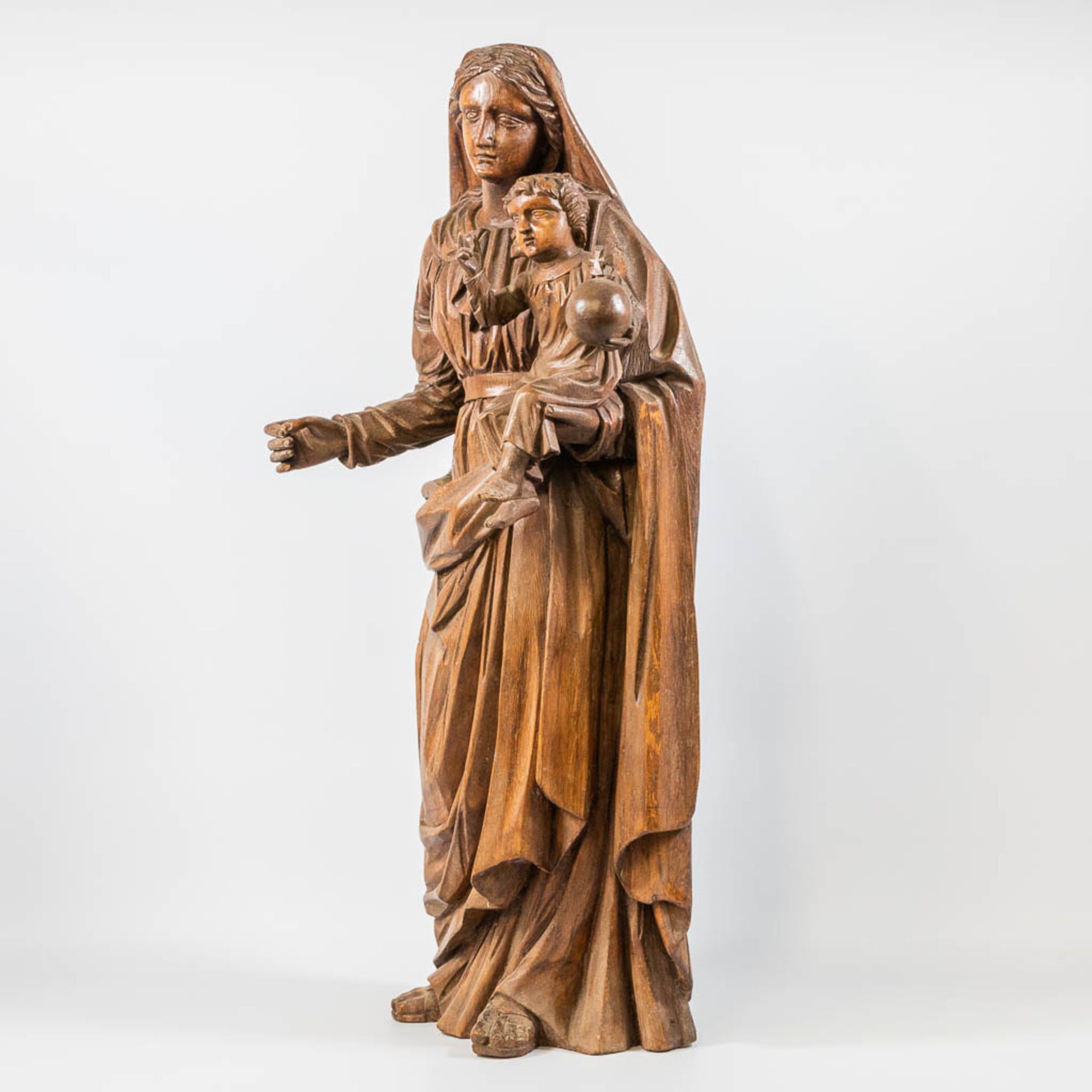 A wood sculptured Mary and Jesus figurine with globus cruciger. 19th century. - Bild 9 aus 19
