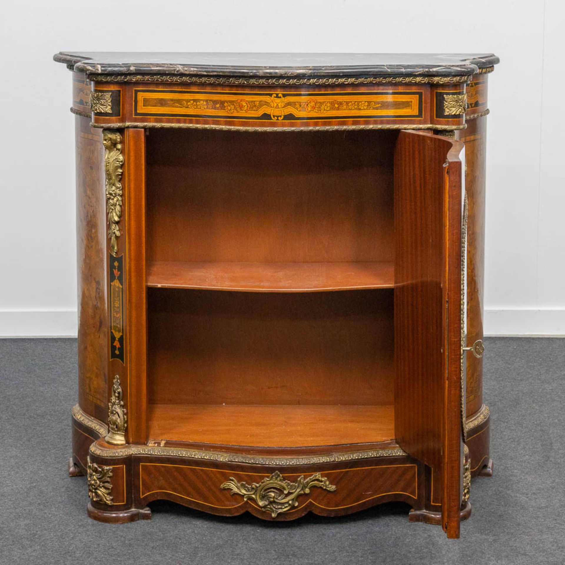 A marquetry inlaid commode, mounted with bronze and with a marble top. - Image 6 of 15