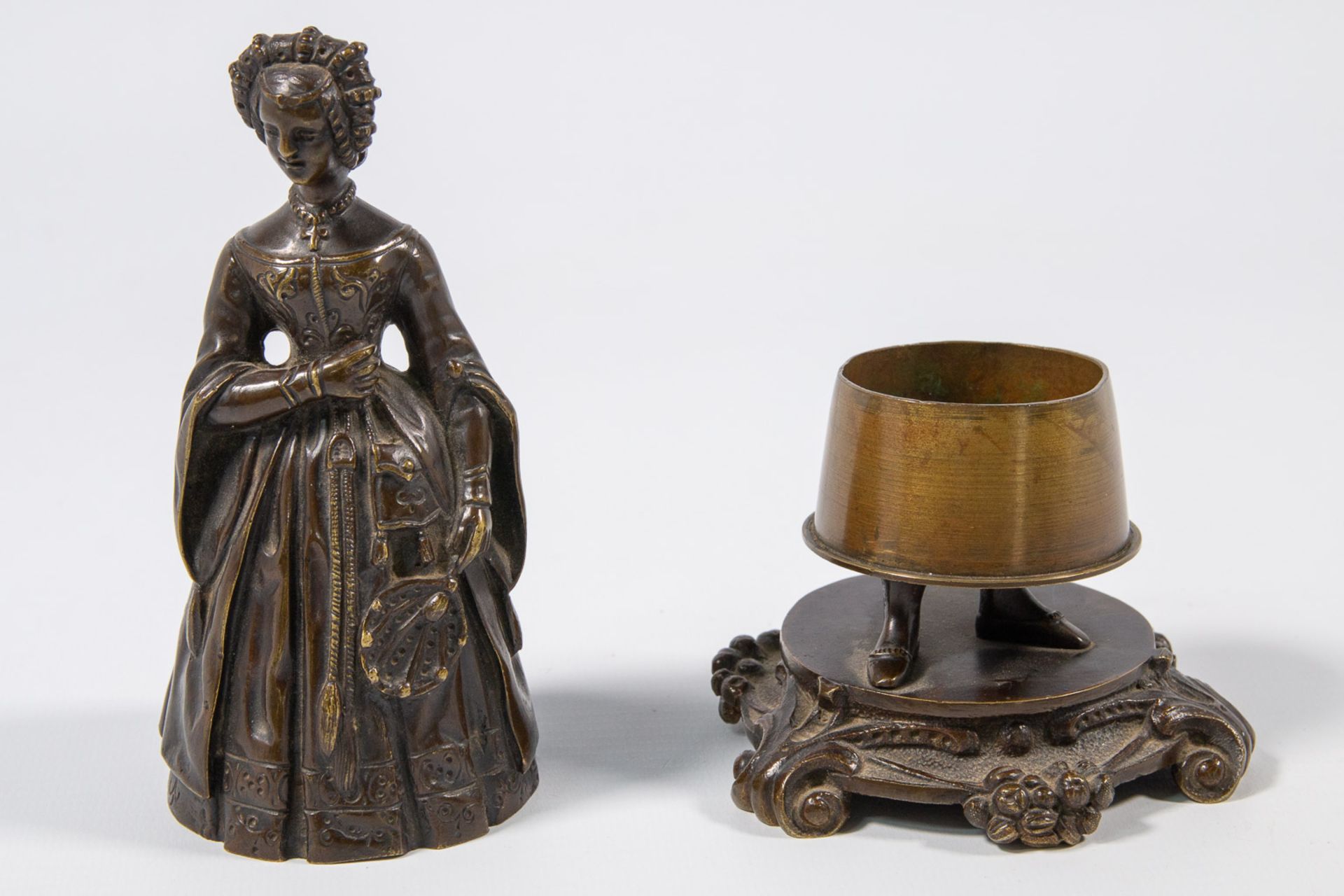 A figural bronze table bell, displayed as a lady with robe. - Bild 18 aus 21