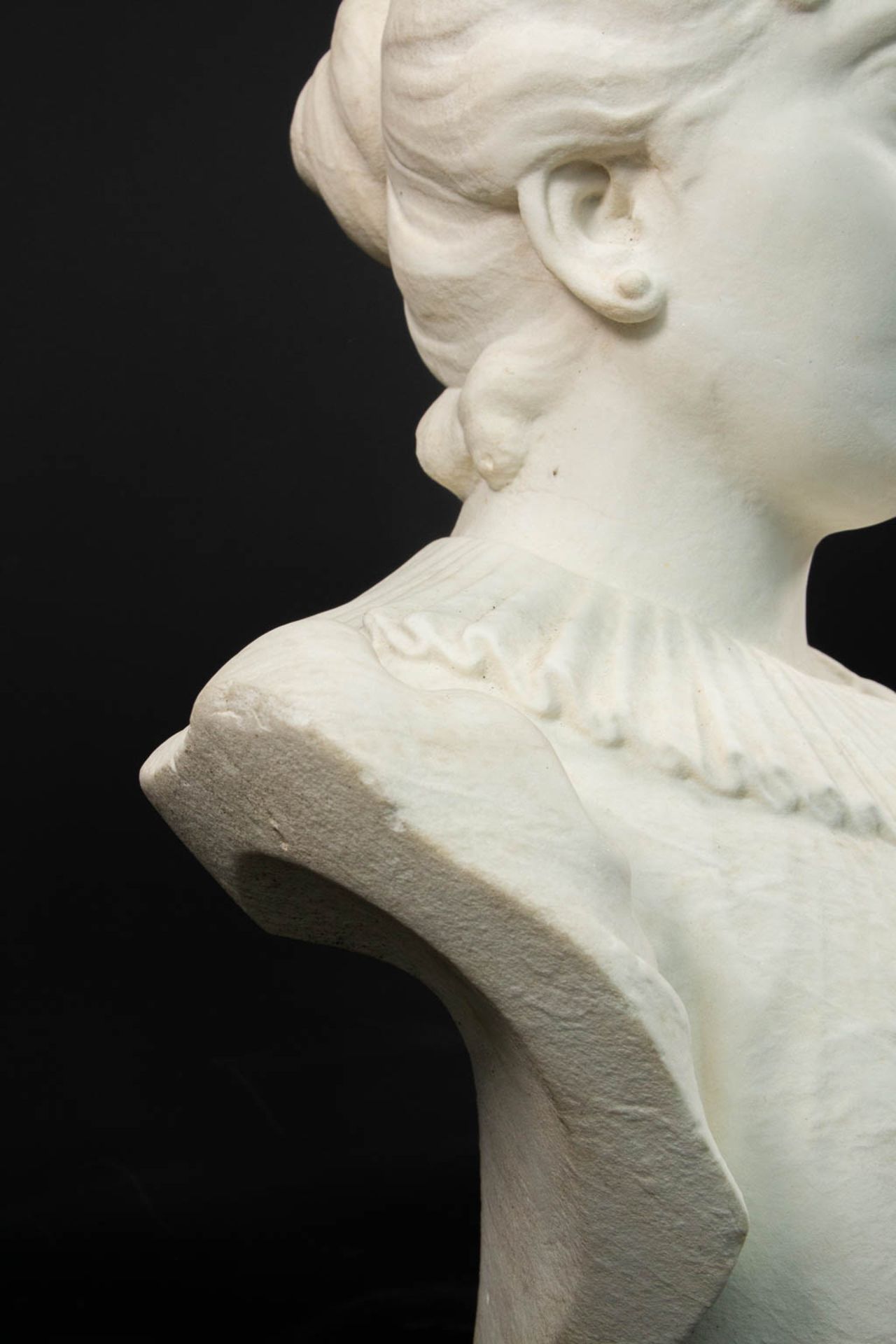 A Large bust sculptured from white Carrara marble illegibly marked on the left shoulder. - Bild 13 aus 17
