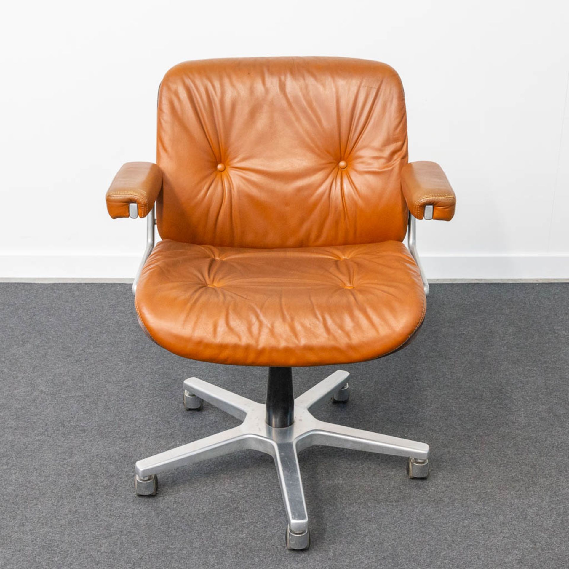 Martin STOLL (XX-XXI) A collection of 4 office chairs on wheels for Giroflex. Finished with leather - Bild 12 aus 22