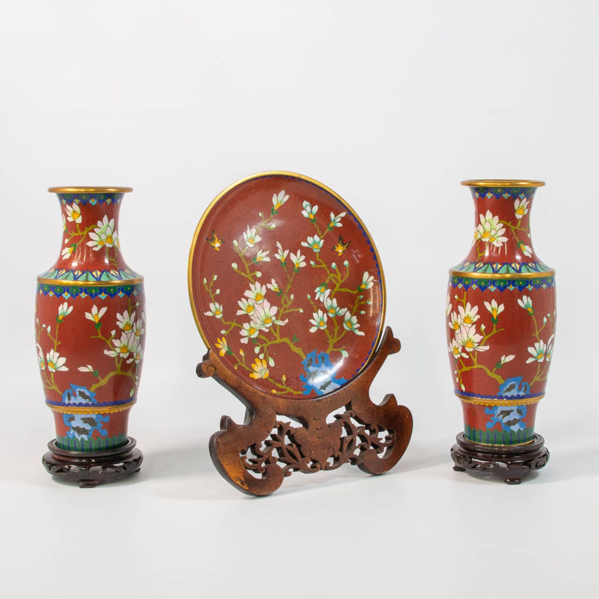 A pair of cloisonné vases and display plate on wood stands. Made of bronze and enamel. - Image 3 of 10