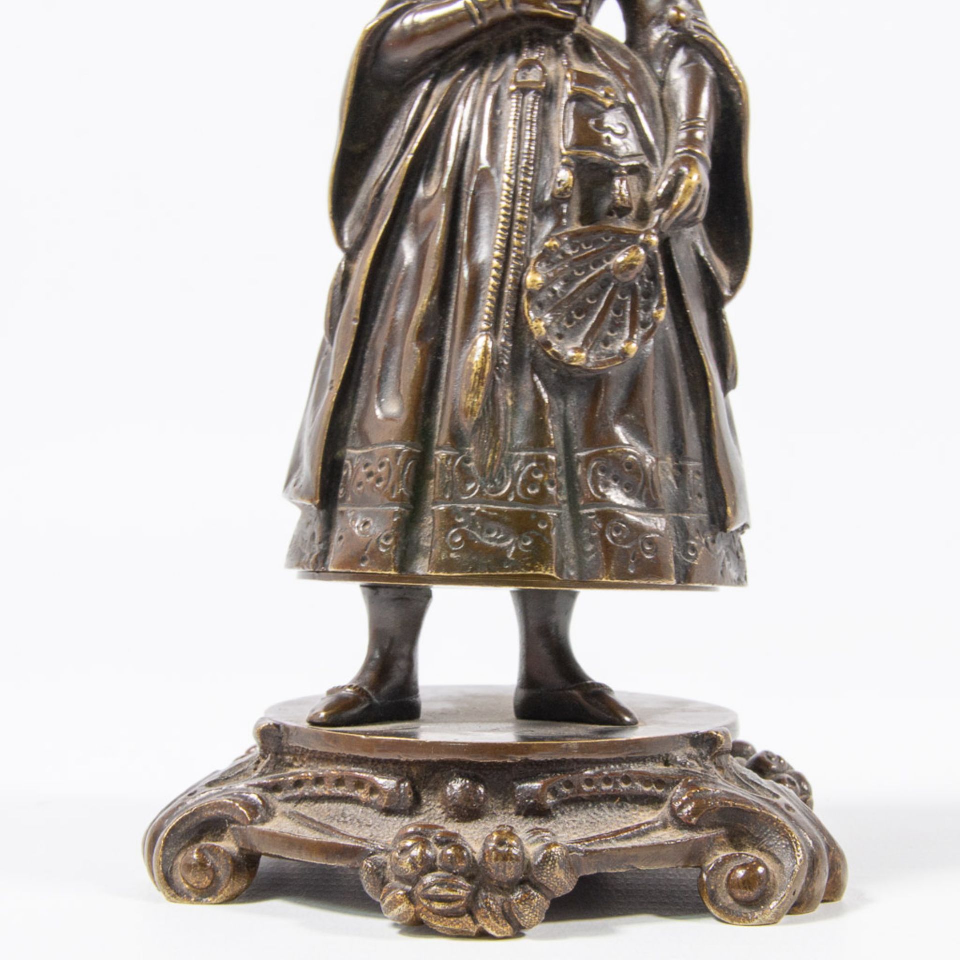 A figural bronze table bell, displayed as a lady with robe. - Bild 17 aus 21