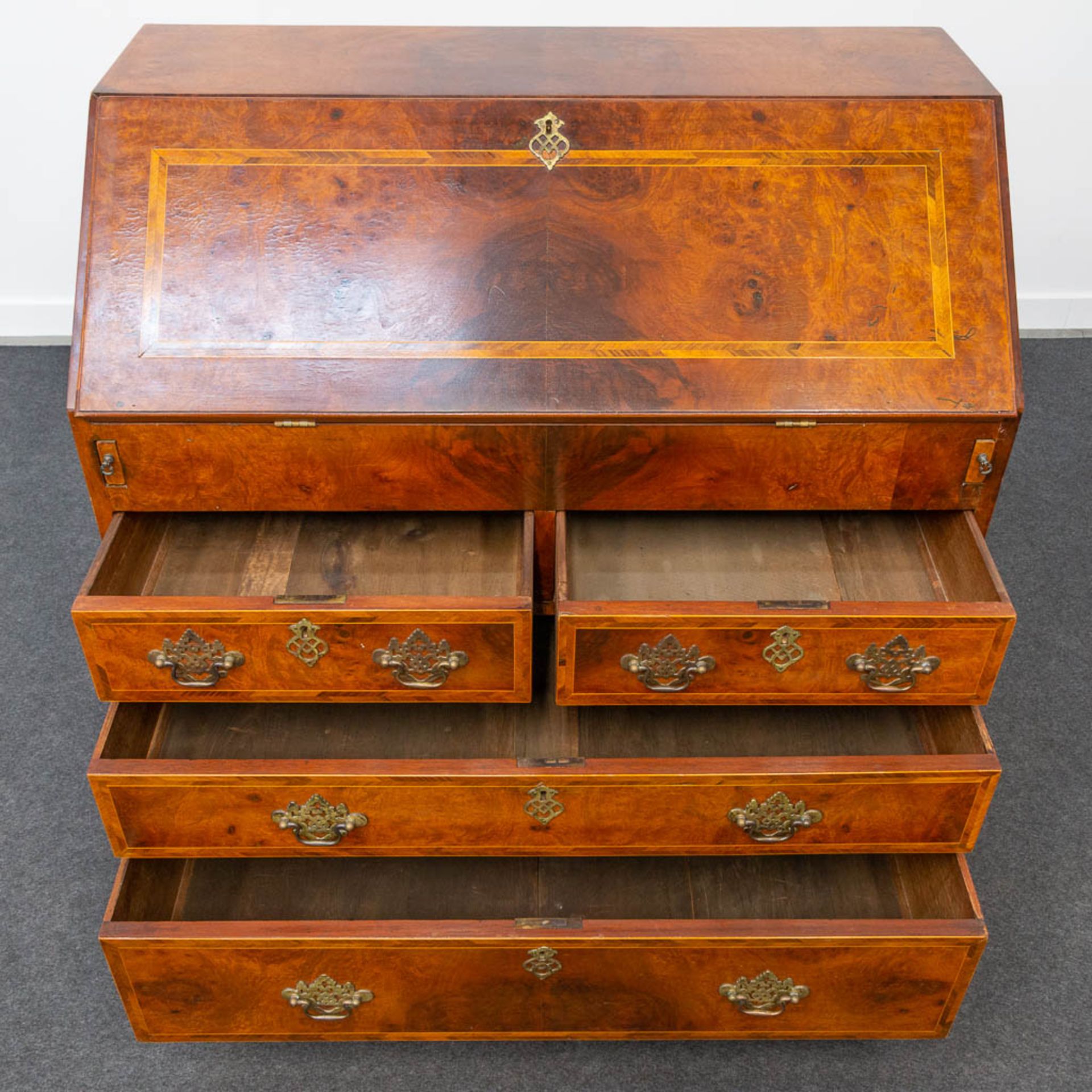 A secretaire of English origin, neatly finished with wood veneer and mounted with bronze. - Bild 12 aus 18