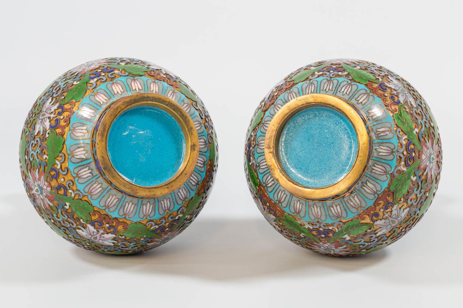 A pair of openworked Cloisonné vases, made of Bronze and enamel. - Image 11 of 17