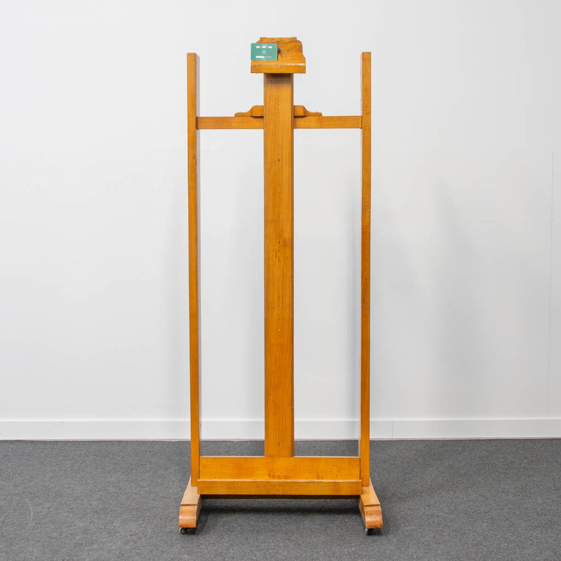 A large easel, made of wood. - Image 2 of 18