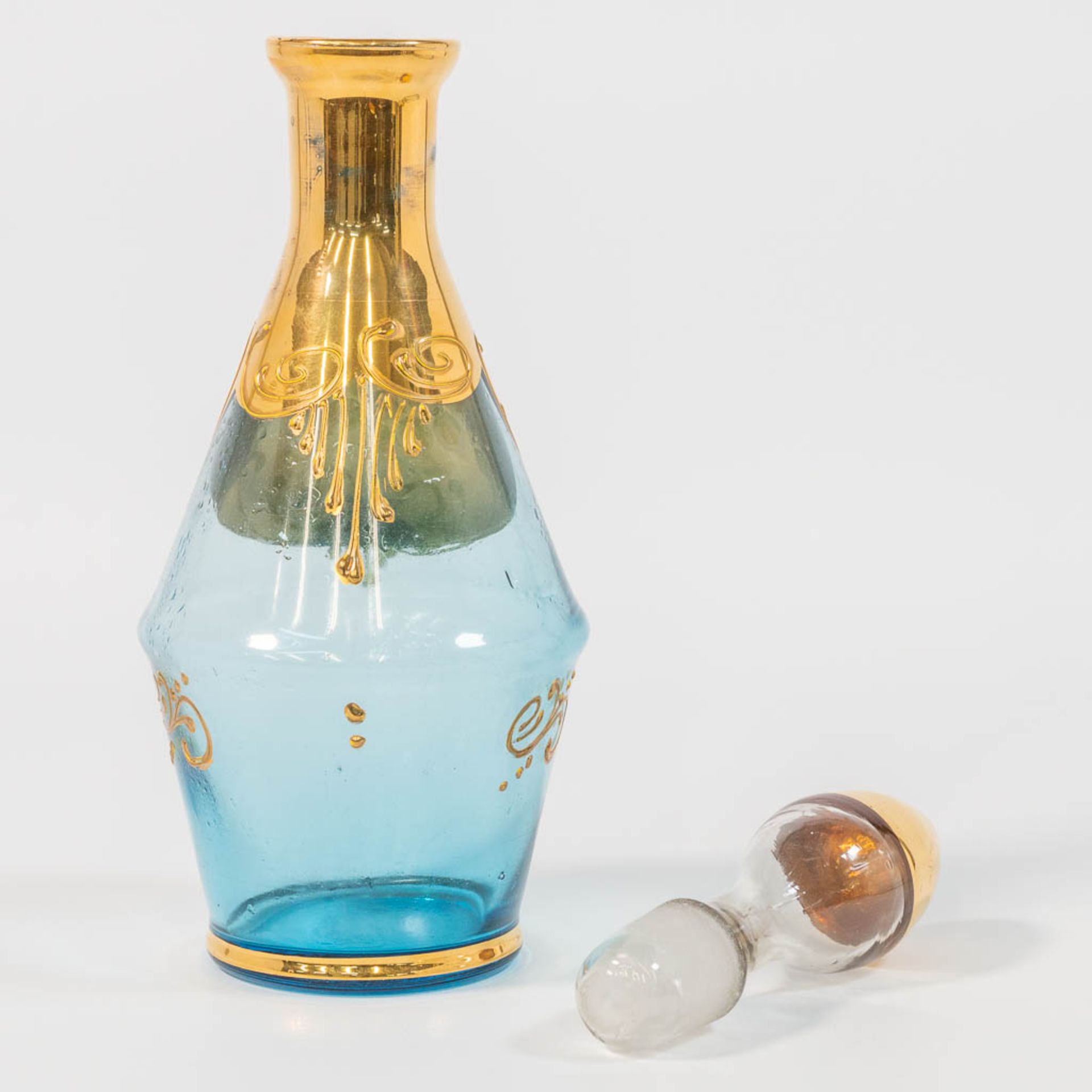 A decanter, glasses, and tray with gold painted flowers and etched decor. - Image 3 of 20