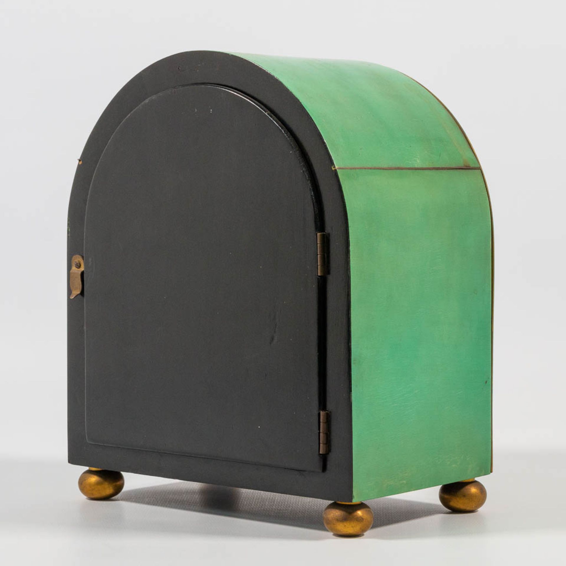 An elegant table clock made of a green lacquered wood case mounted with ormolu bronze, made in Franc - Bild 4 aus 13