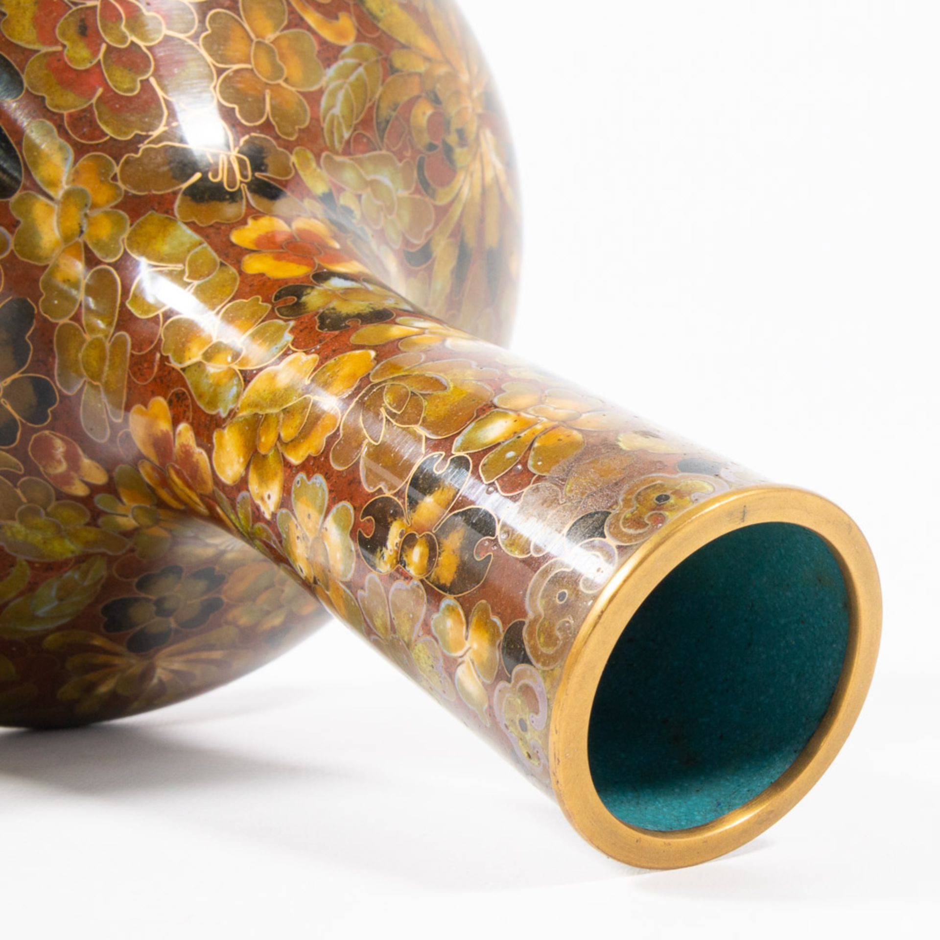 A pair of cloisonné vases - Image 5 of 12