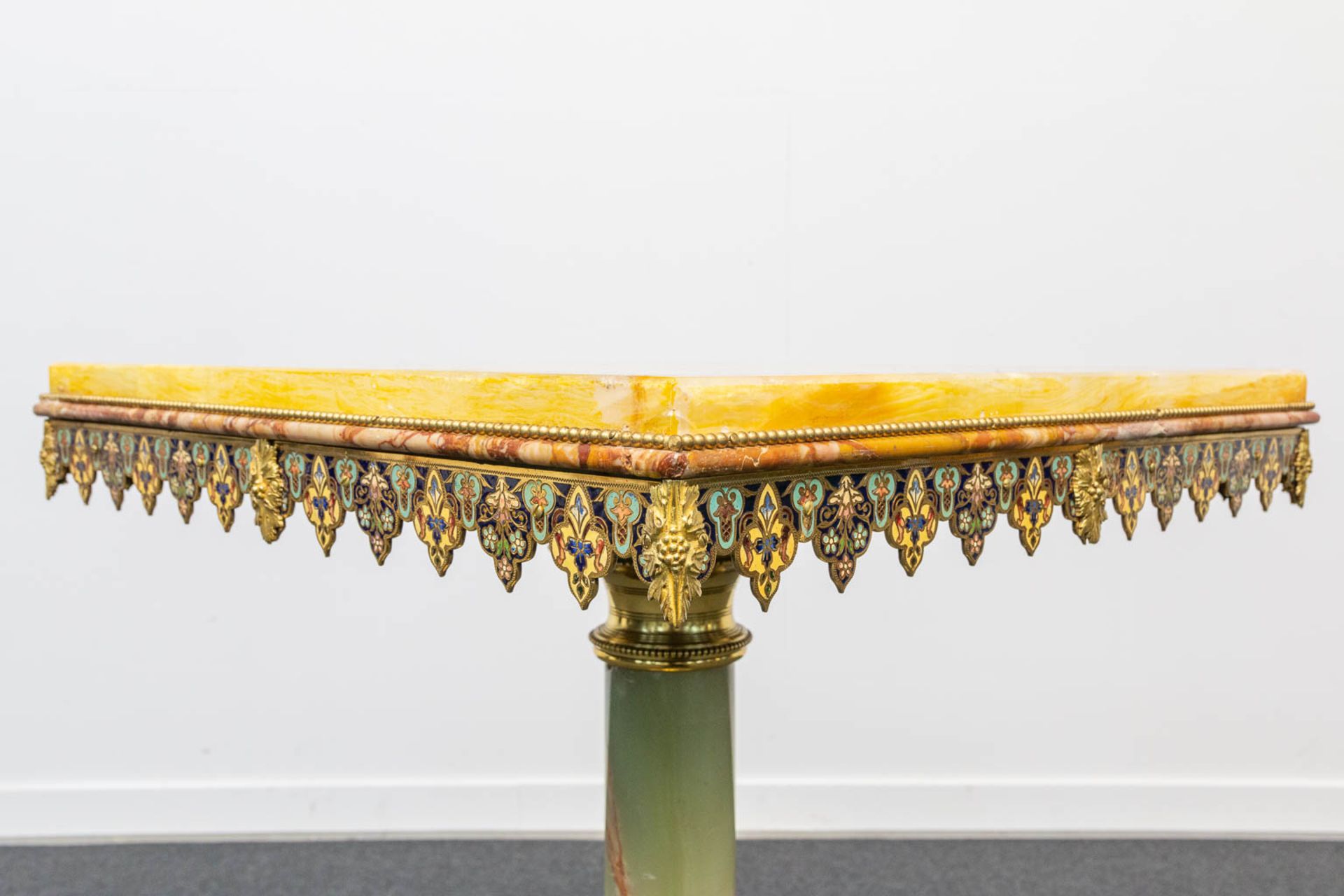 An exceptional side table made of onyx and marble, decorated with bronze and inlaid cloisonné - Bild 8 aus 14