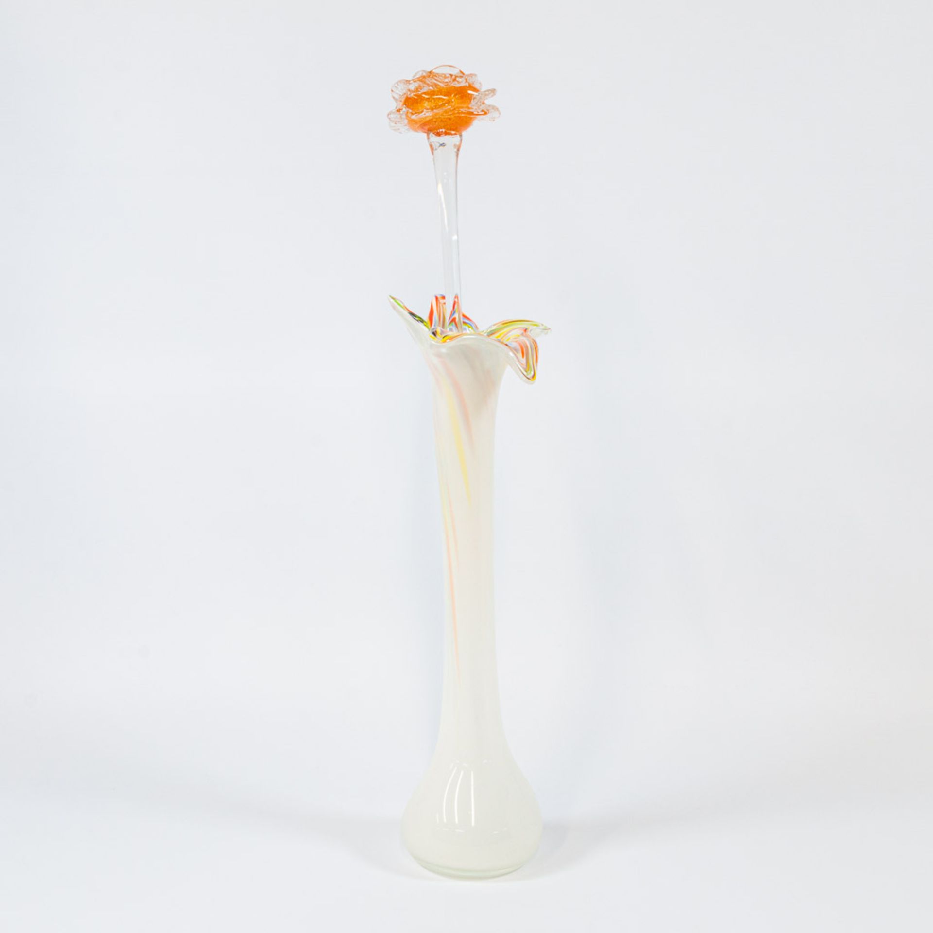 A collection of 4 vases and 4 glass flowers made in Murano, Italy. - Image 9 of 49