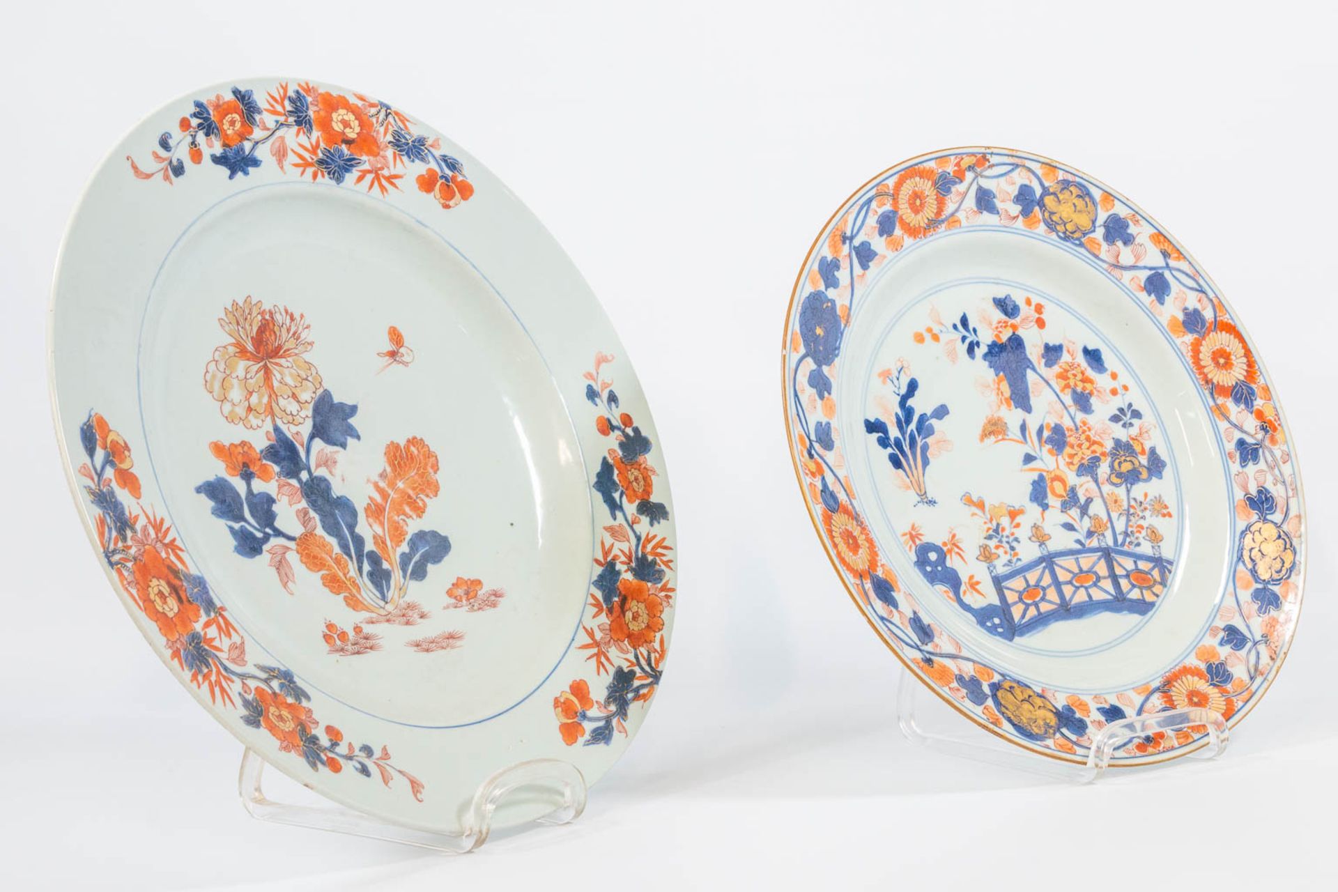 A collection of 6 famille rose objects and plates, made of porcelain. - Image 22 of 24