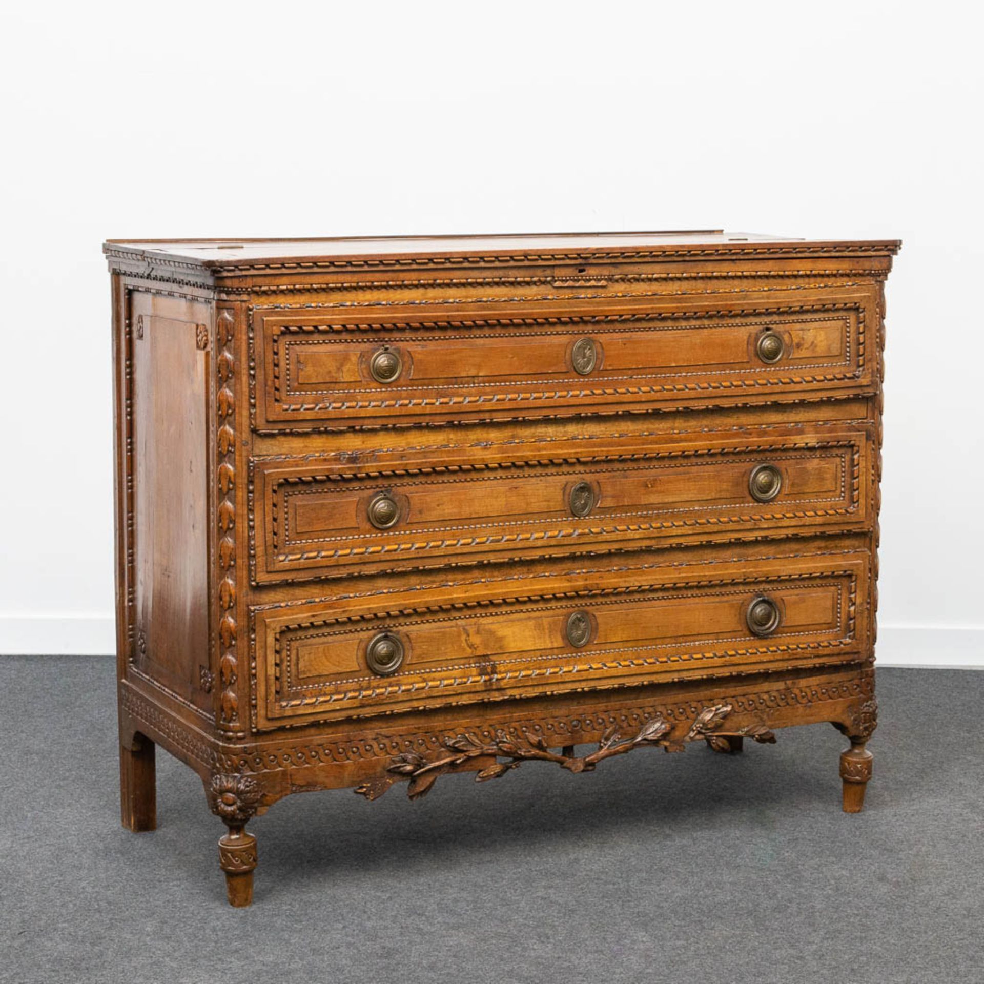 A wood sculptured commode in Louis XVI style, with 3 drawers and a hidden desk. 18th century. - Bild 10 aus 23