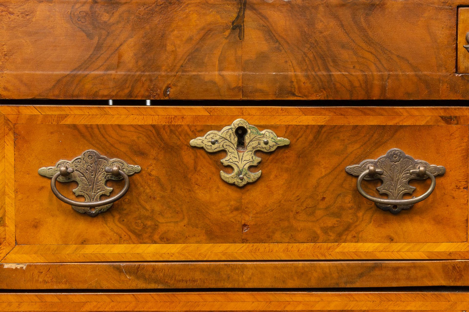 A secretaire of English origin, neatly finished with wood veneer and mounted with bronze. - Image 19 of 19