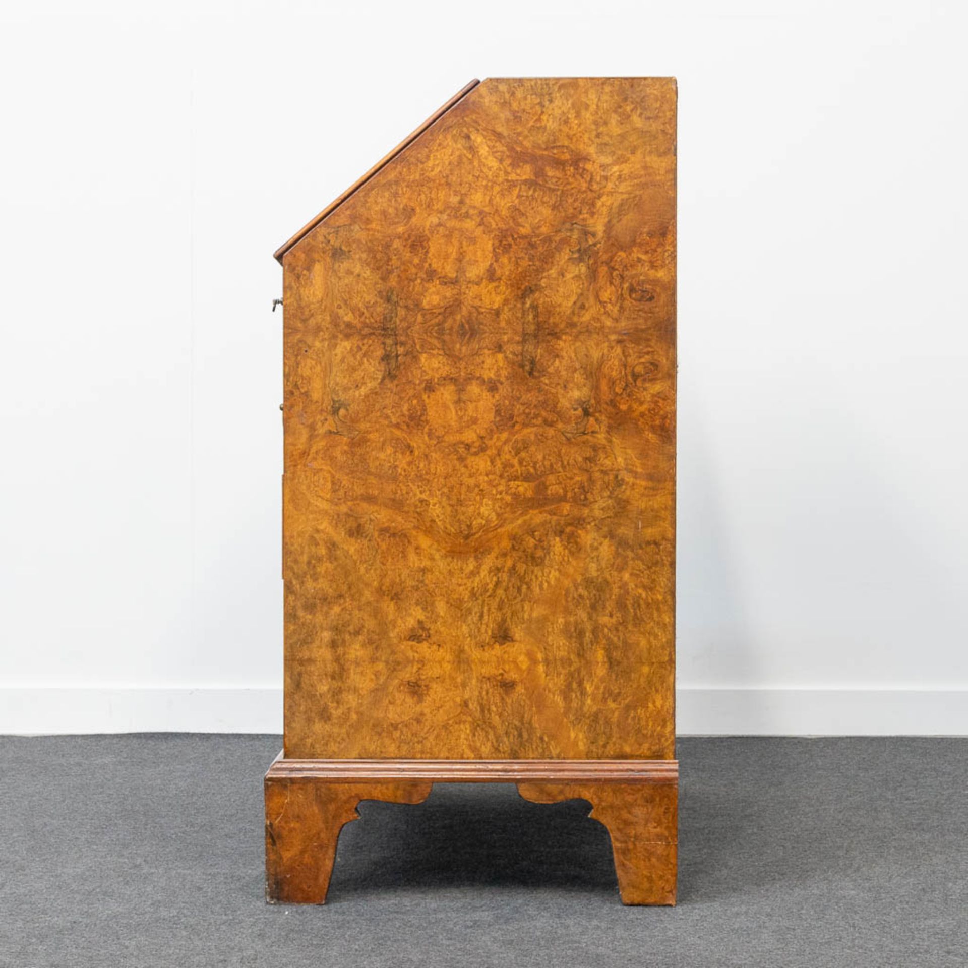 A secretaire of English origin, neatly finished with wood veneer and mounted with bronze. - Bild 7 aus 18