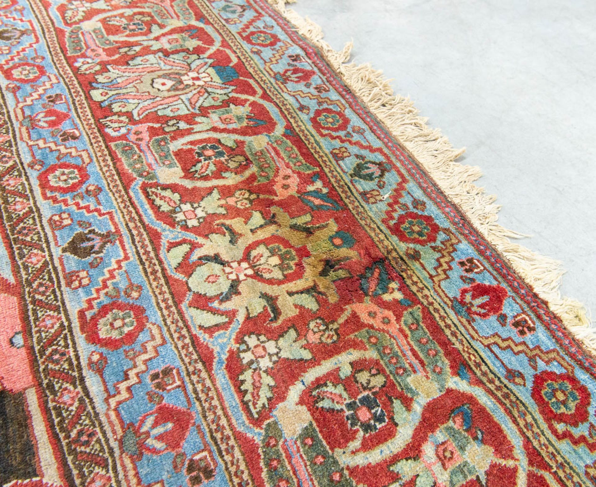 A large Bakhtiari hand-made oriental carpet. 555 x 343 - Bild 10 aus 15