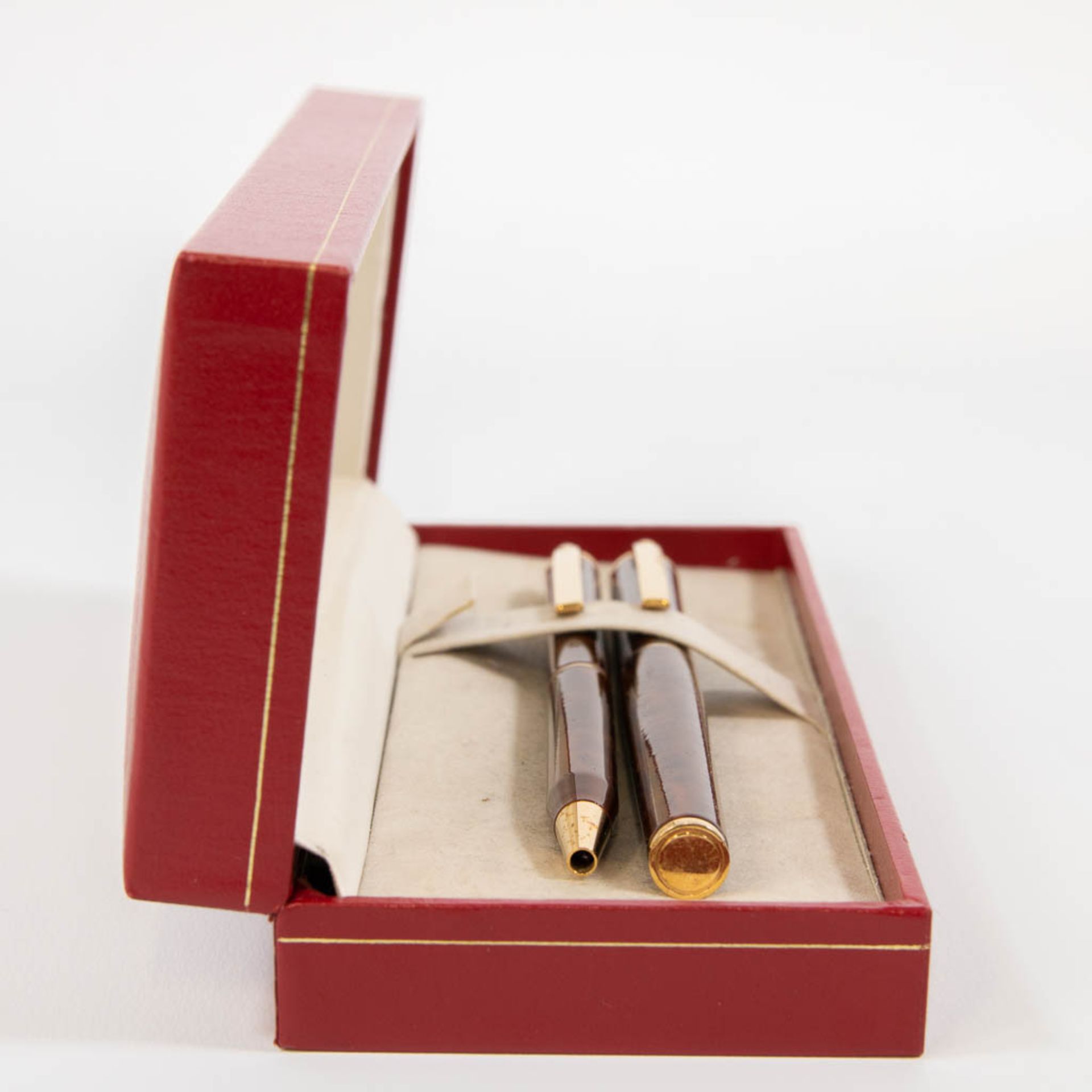 A Sheaffer fountain pen with 18kg gold nib, and a ballpoint pen in their original case. - Image 3 of 11