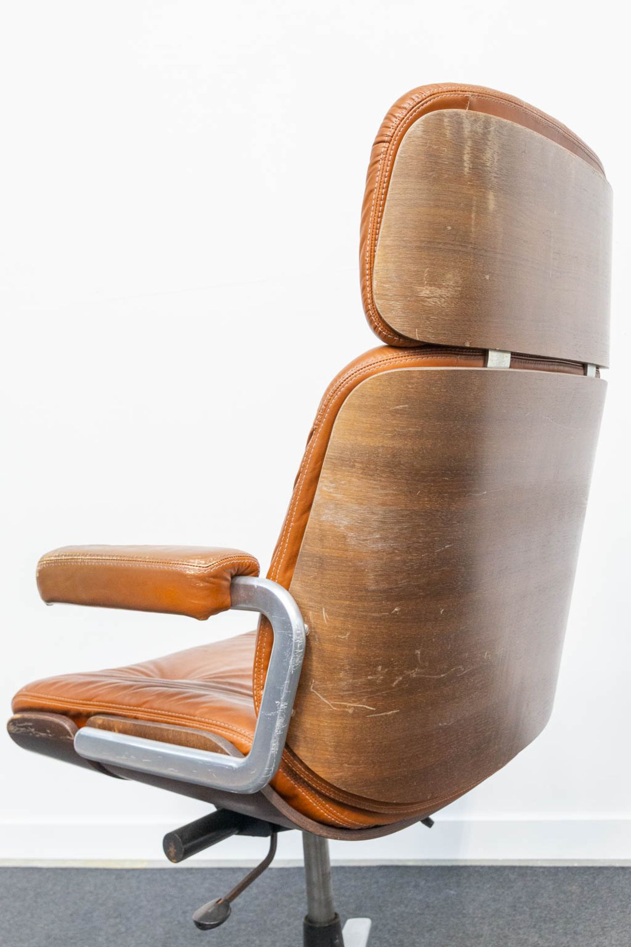 Martin STOLL (XX-XXI) A collection of 4 office chairs on wheels for Giroflex. Finished with leather - Bild 14 aus 22