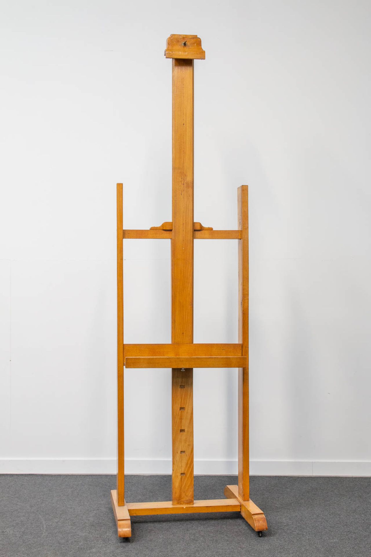 A large easel, made of wood. - Image 12 of 18