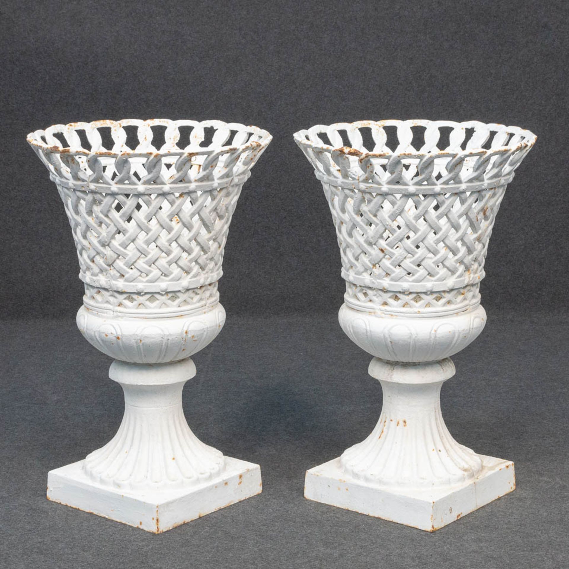 A pair of cast-iron garden vases, with basket style pattern. Second half of 20th century. - Image 13 of 17