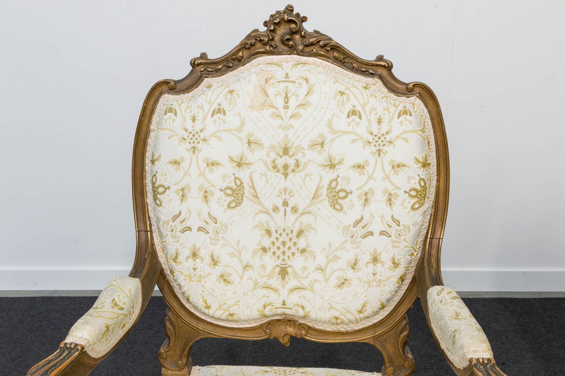 A pair of Louis XV style armchairs - Image 11 of 16