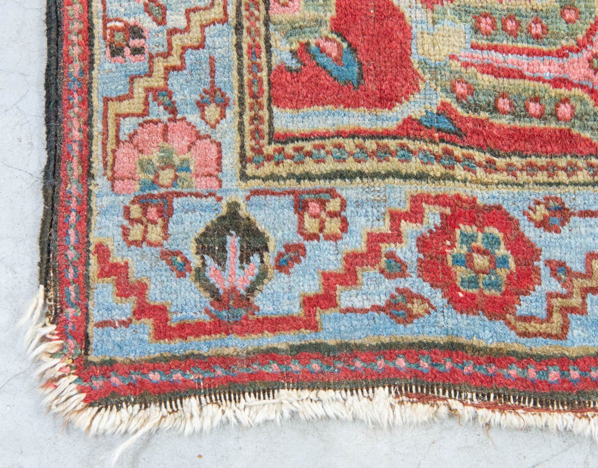 A large Bakhtiari hand-made oriental carpet. 555 x 343 - Bild 8 aus 15