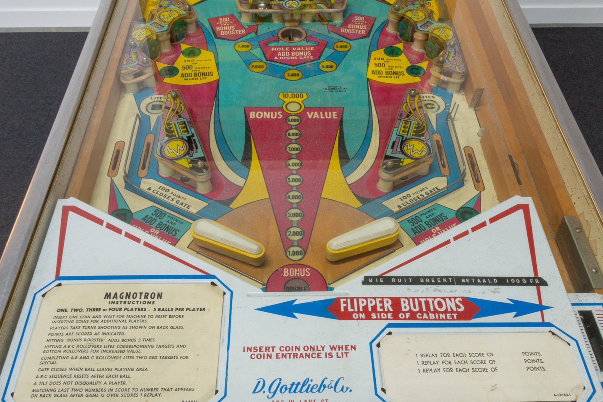 A Gottlieb and Co. 'Magnotron' Pinball machine, in working condition. Made in the USA. - Image 24 of 32