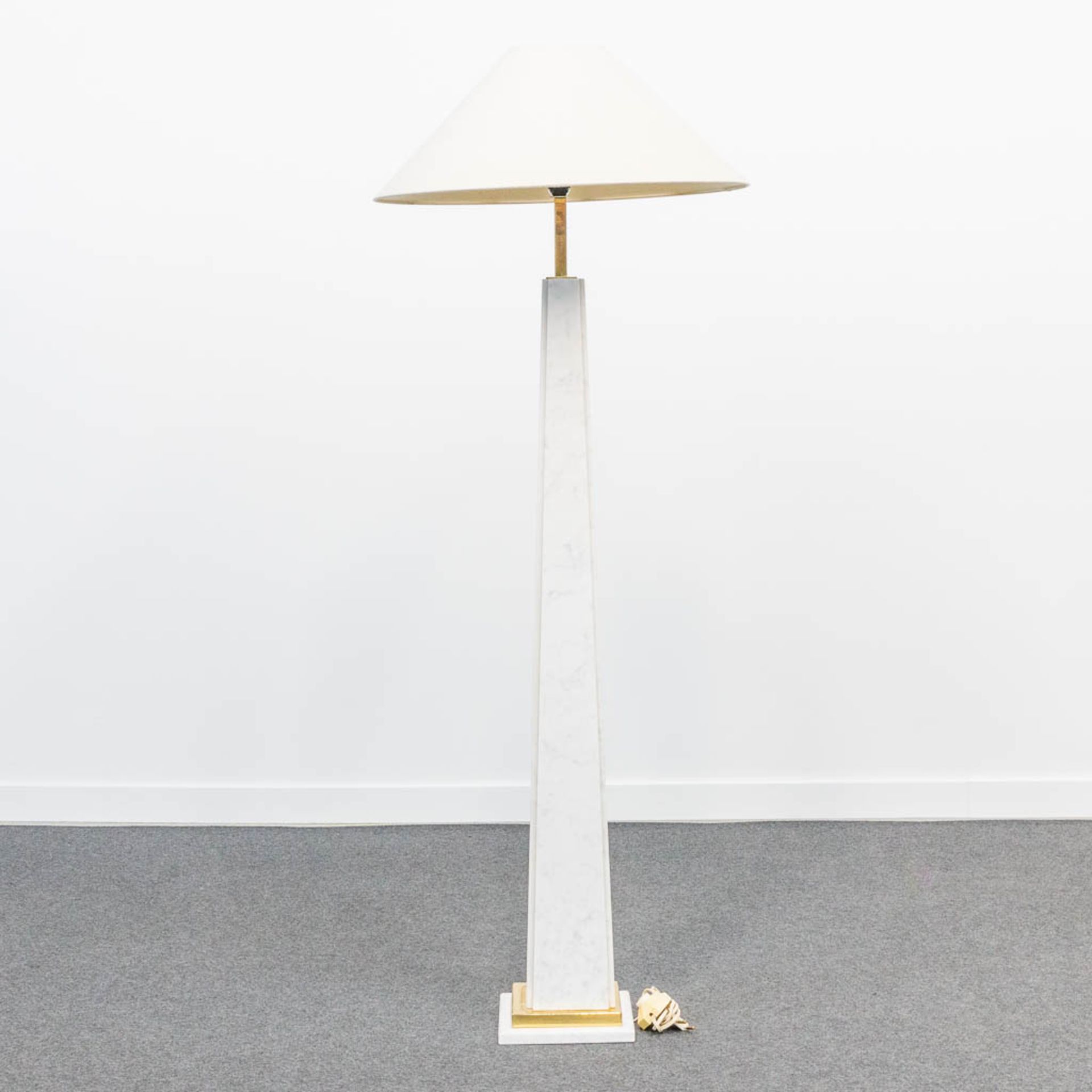 A standing lamp made of White carrara marble, combined with brass. 1960's. - Image 5 of 13